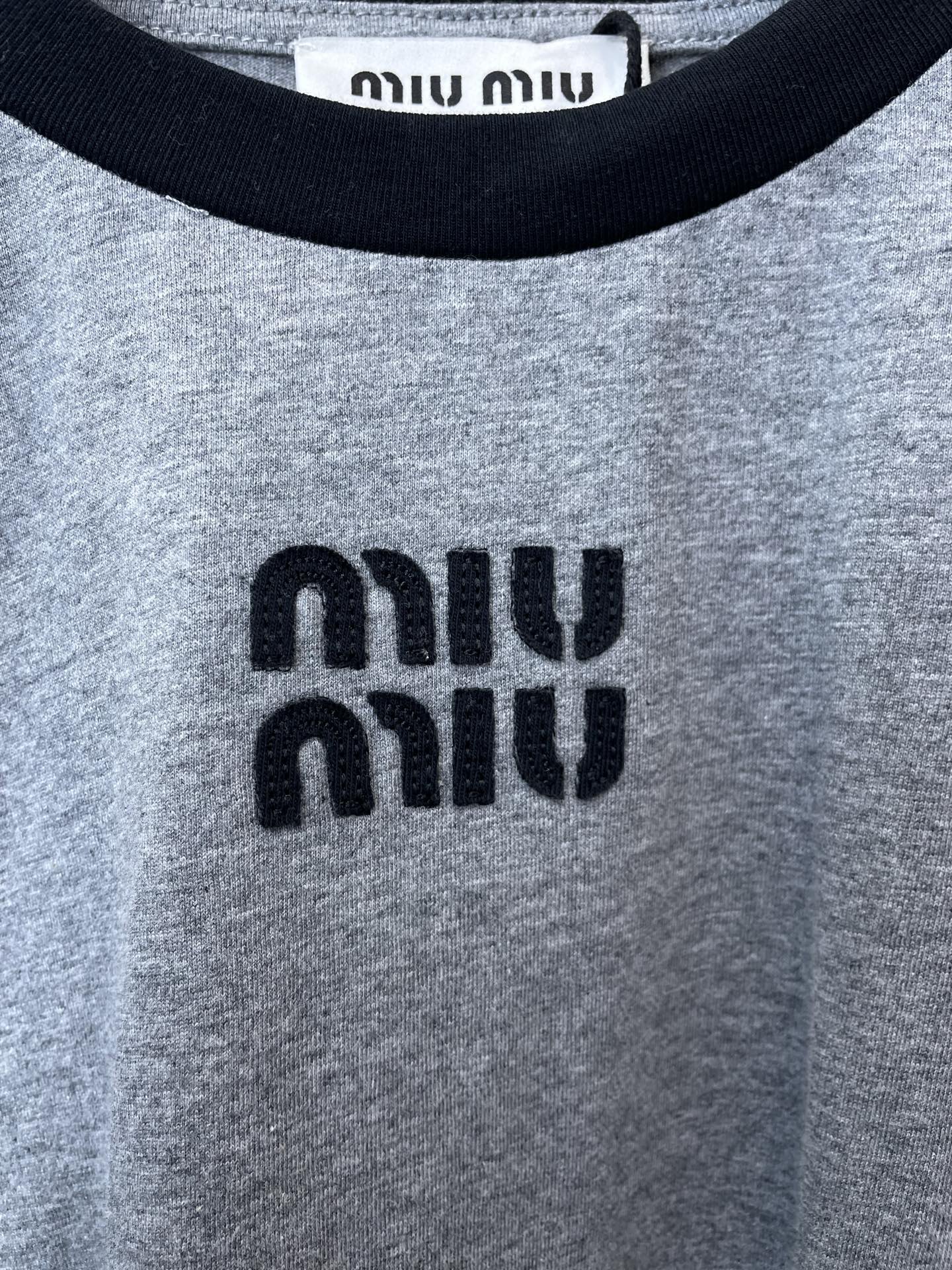Miumiu谬谬👚独家专供👚新款女装休闲长袖 高端版本！独特设计 专柜定制面料 透气舒适度高，细节无可挑剔，品牌元素设计