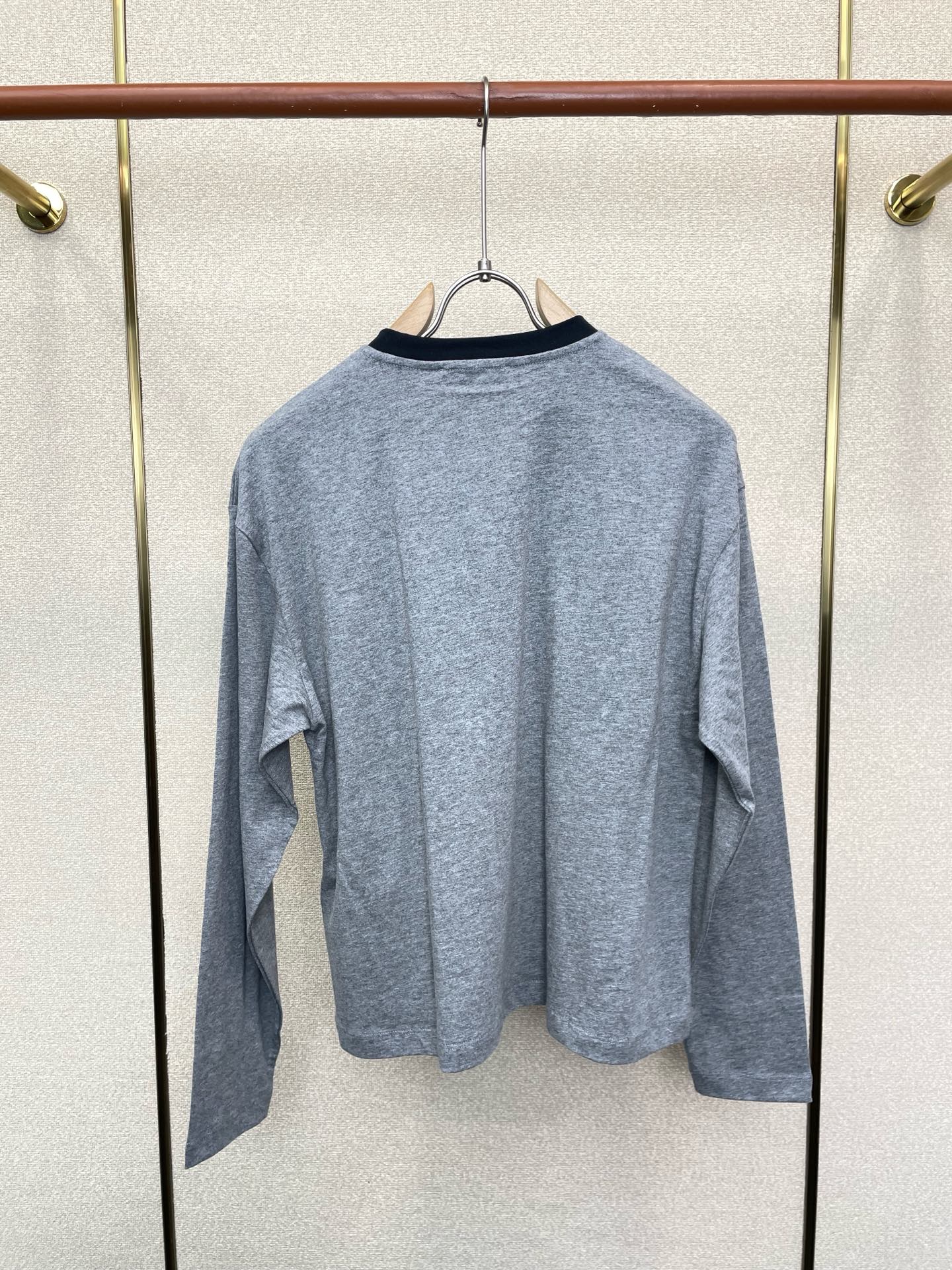 Miumiu谬谬👚独家专供👚新款女装休闲长袖 高端版本！独特设计 专柜定制面料 透气舒适度高，细节无可挑剔，品牌元素设计