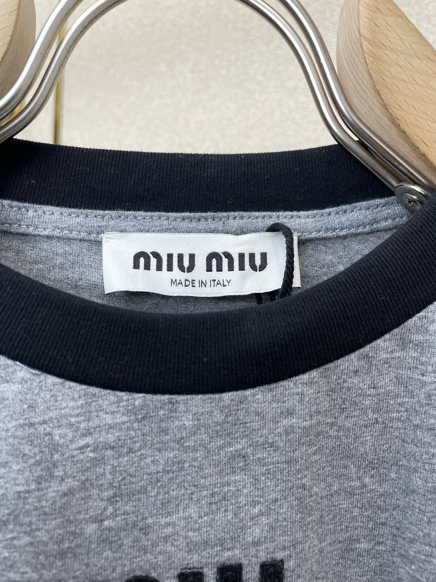 Miumiu谬谬👚独家专供👚新款女装休闲长袖 高端版本！独特设计 专柜定制面料 透气舒适度高，细节无可挑剔，品牌元素设计