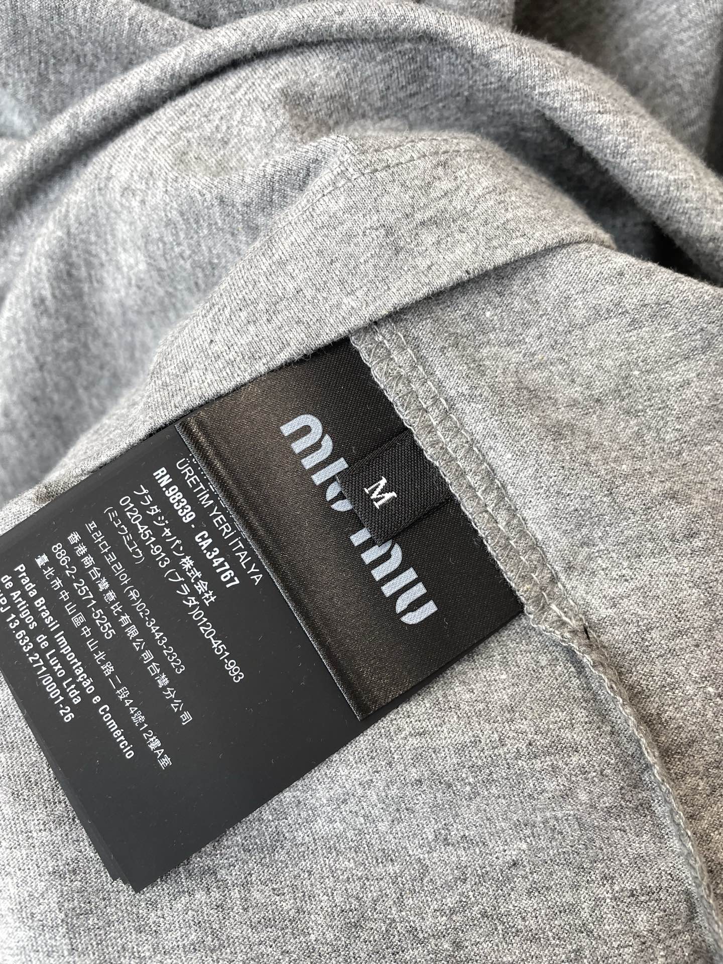 Miumiu谬谬👚独家专供👚新款女装休闲长袖 高端版本！独特设计 专柜定制面料 透气舒适度高，细节无可挑剔，品牌元素设计