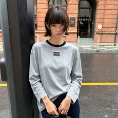 Miumiu谬谬👚独家专供👚新款女装休闲长袖 高端版本!独特设计 专柜定制面料 透气舒适度高,细节无可挑剔,品牌元素设计 Miumiu谬谬👚独家专供👚新款女装休闲长袖 高端版本!独特设计 专柜定制面料 透气舒适度高,细节无可挑剔,品牌元素设计
