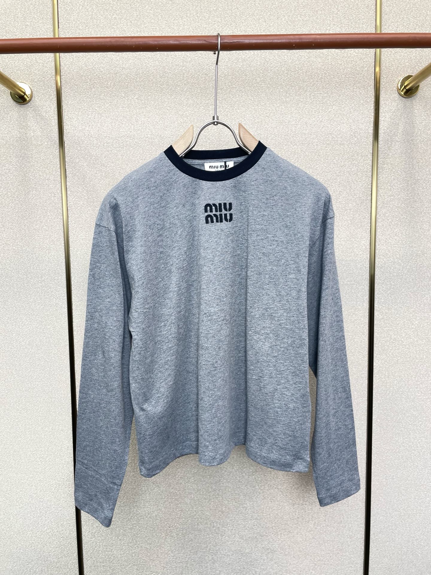 Miumiu谬谬👚独家专供👚新款女装休闲长袖 高端版本！独特设计 专柜定制面料 透气舒适度高，细节无可挑剔，品牌元素设计