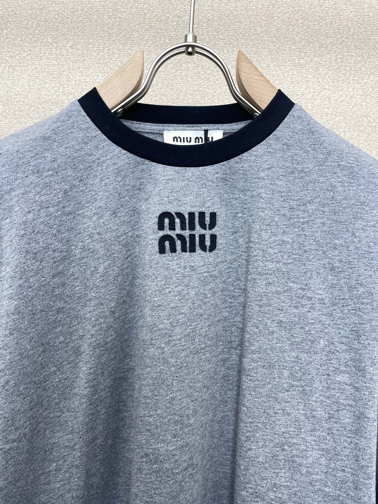 Miumiu谬谬👚独家专供👚新款女装休闲长袖 高端版本！独特设计 专柜定制面料 透气舒适度高，细节无可挑剔，品牌元素设计