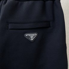 /套。 Prada普拉达💥砸锅卖铁都要上的新款新款专柜同款连帽套装,高级感满满!细节精致高档,做工无可挑剔!进口面料 立 /套。 Prada普拉达💥砸锅卖铁都要上的新款新款专柜同款连帽套装,高级感满满!细节精致高档,做工无可挑剔!进口面料 立