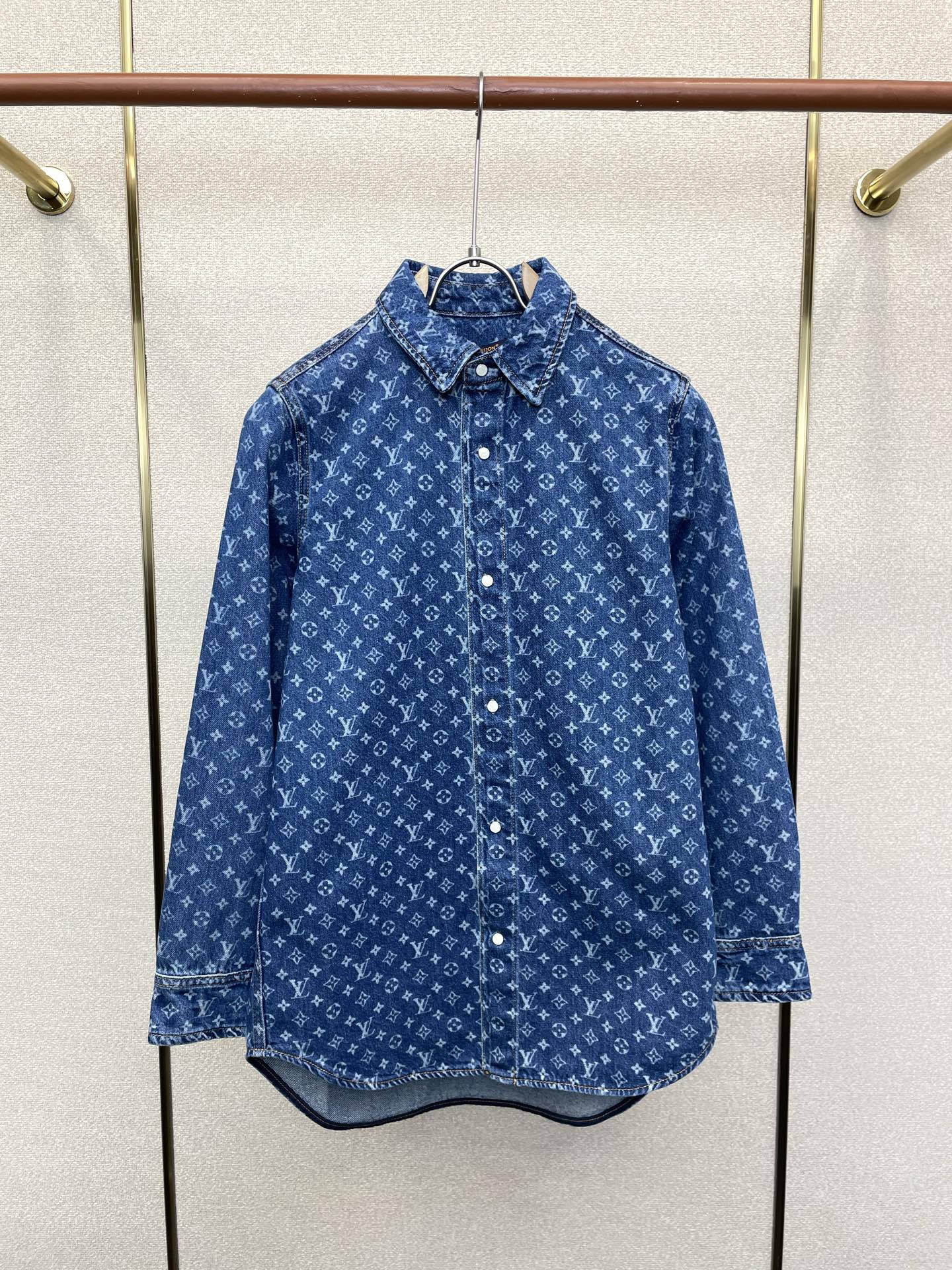 Louis Vuitton路易威登👚砸锅卖铁都要上的新款👚新款女装休闲牛仔衬衫 高端版本!独特设计 专柜定制面料 透气舒 Louis Vuitton路易威登👚砸锅卖铁都要上的新款👚新款女装休闲牛仔衬衫 高端版本!独特设计 专柜定制面料 透气舒