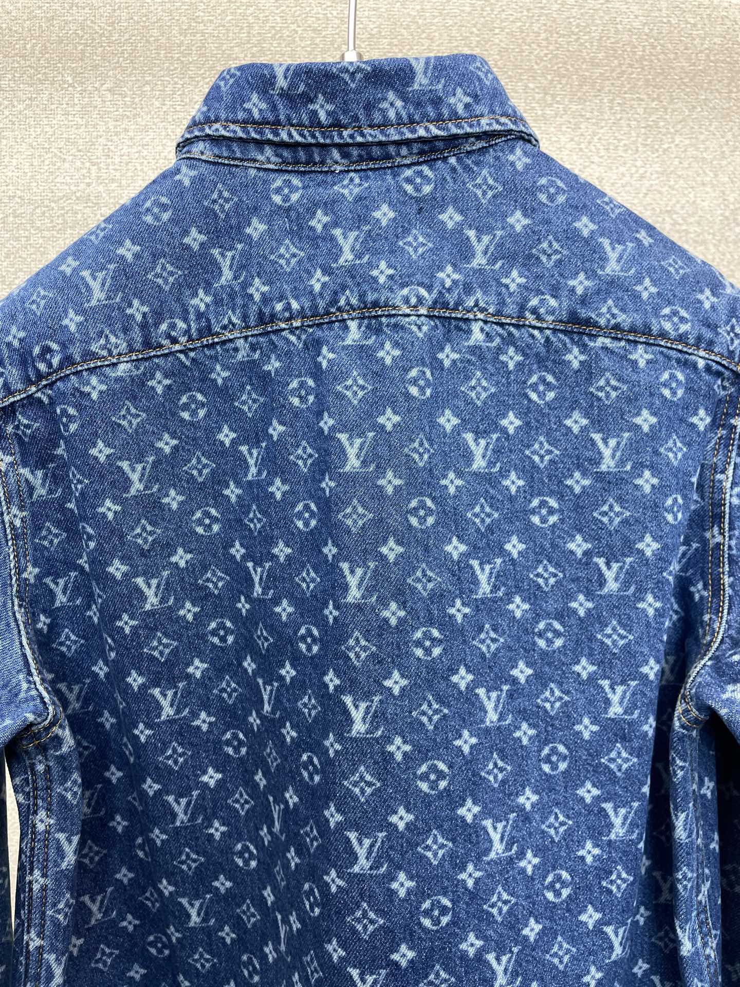 Louis Vuitton路易威登👚砸锅卖铁都要上的新款👚新款女装休闲牛仔衬衫 高端版本!独特设计 专柜定制面料 透气舒 Louis Vuitton路易威登👚砸锅卖铁都要上的新款👚新款女装休闲牛仔衬衫 高端版本!独特设计 专柜定制面料 透气舒