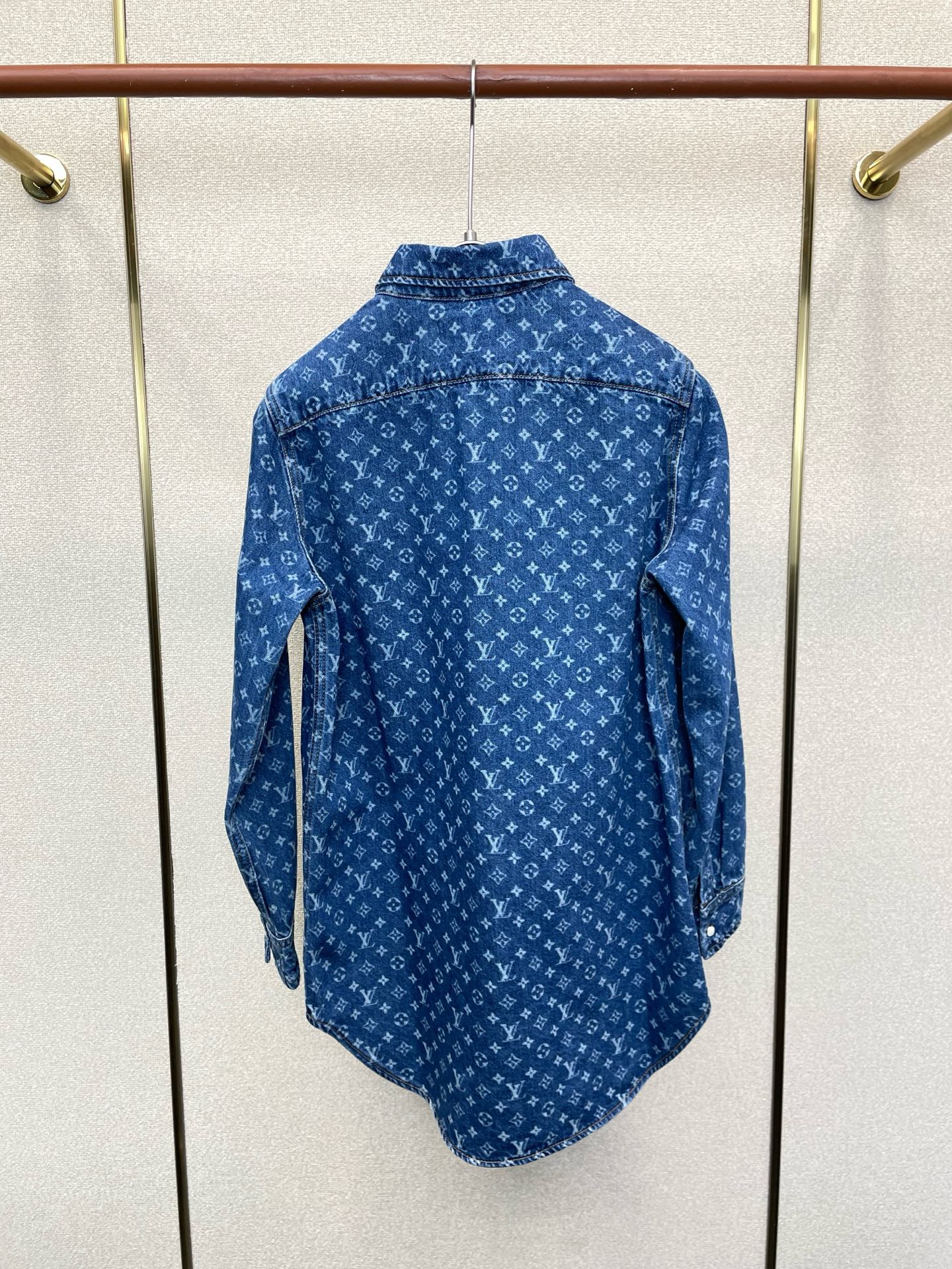 Louis Vuitton路易威登👚砸锅卖铁都要上的新款👚新款女装休闲牛仔衬衫 高端版本!独特设计 专柜定制面料 透气舒 Louis Vuitton路易威登👚砸锅卖铁都要上的新款👚新款女装休闲牛仔衬衫 高端版本!独特设计 专柜定制面料 透气舒