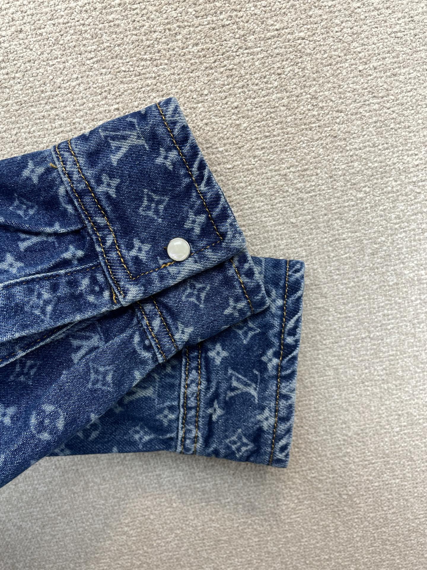 Louis Vuitton路易威登👚砸锅卖铁都要上的新款👚新款女装休闲牛仔衬衫 高端版本!独特设计 专柜定制面料 透气舒 Louis Vuitton路易威登👚砸锅卖铁都要上的新款👚新款女装休闲牛仔衬衫 高端版本!独特设计 专柜定制面料 透气舒