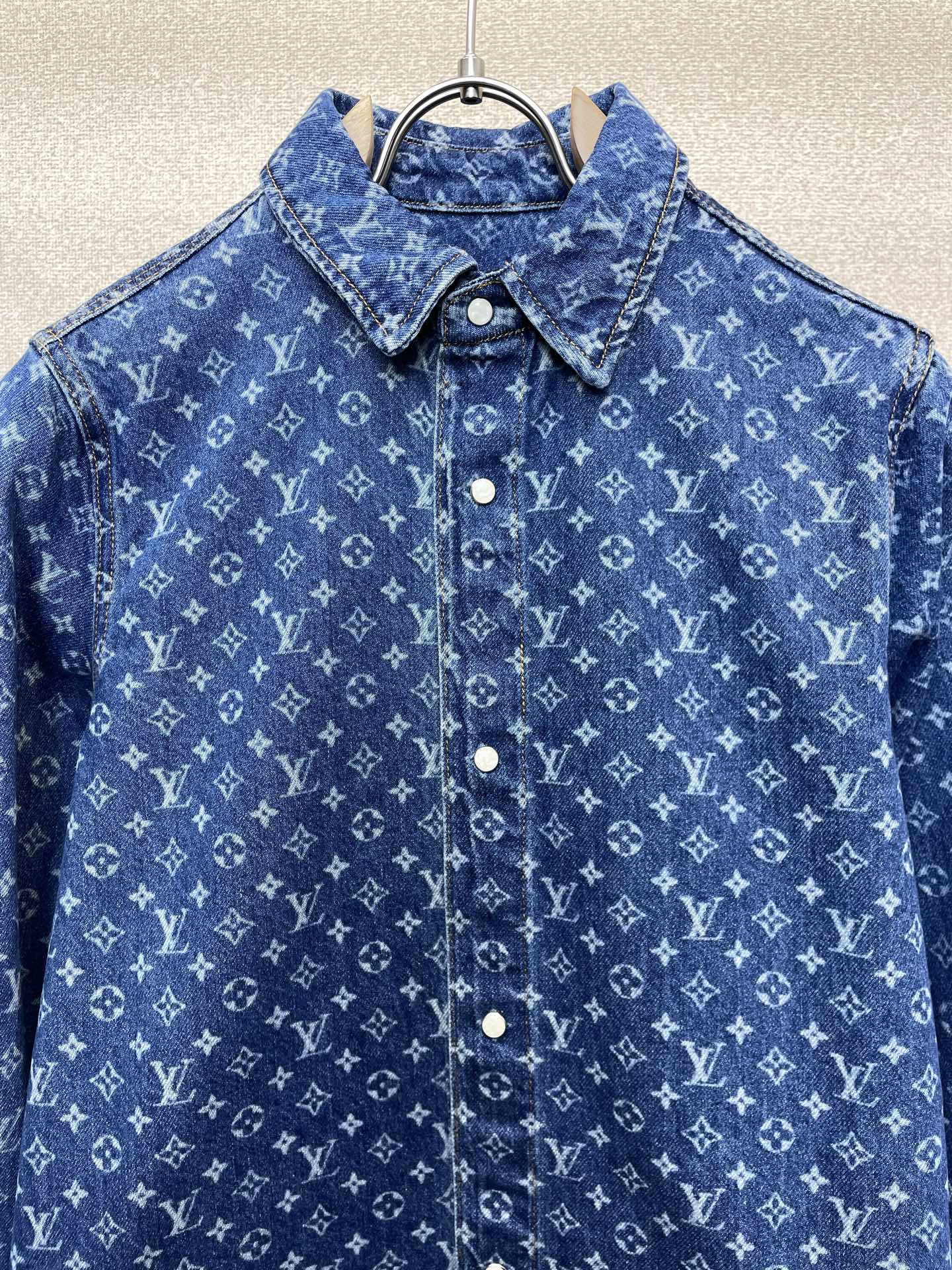 Louis Vuitton路易威登👚砸锅卖铁都要上的新款👚新款女装休闲牛仔衬衫 高端版本!独特设计 专柜定制面料 透气舒 Louis Vuitton路易威登👚砸锅卖铁都要上的新款👚新款女装休闲牛仔衬衫 高端版本!独特设计 专柜定制面料 透气舒