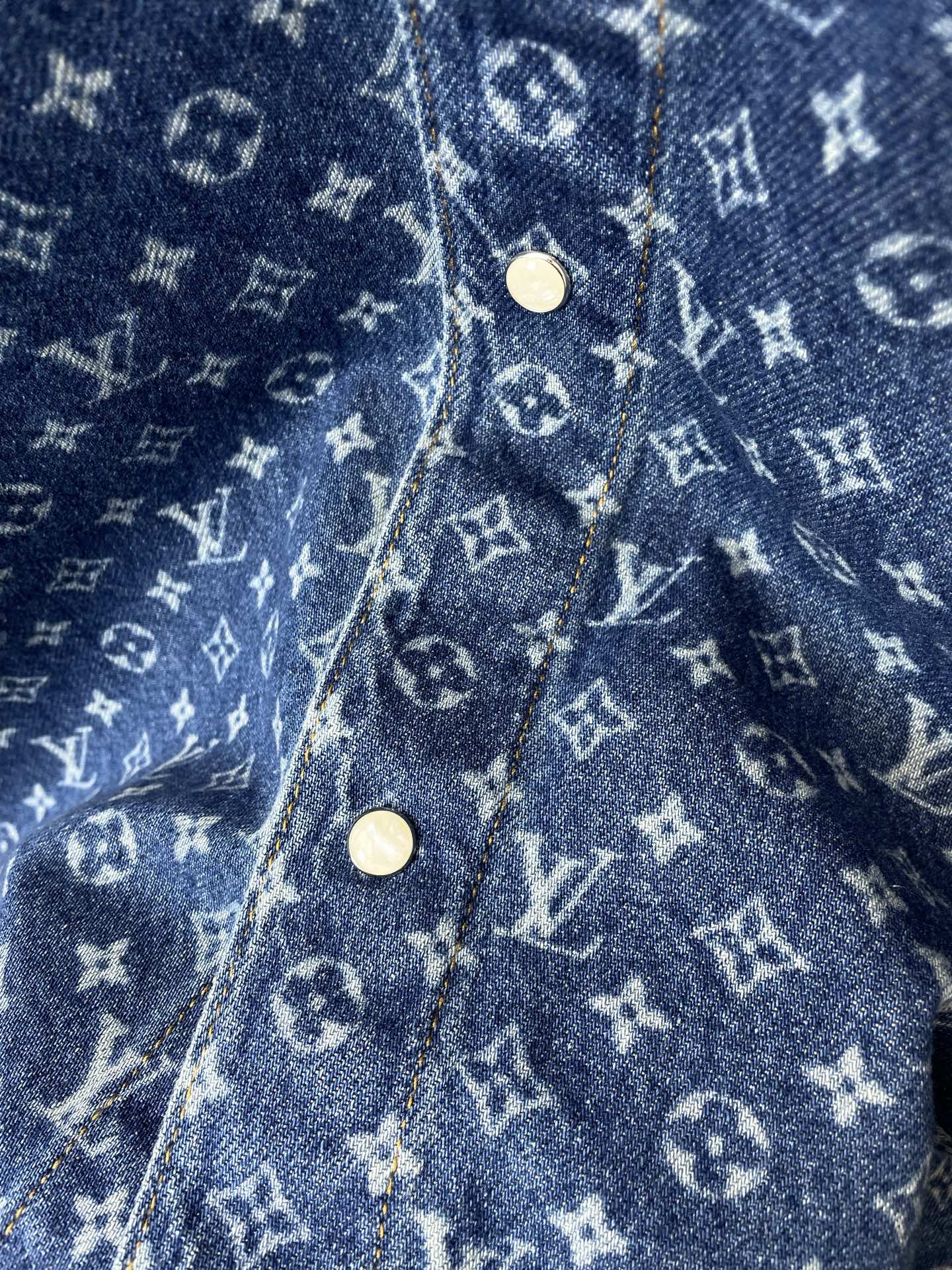 Louis Vuitton路易威登👚砸锅卖铁都要上的新款👚新款女装休闲牛仔衬衫 高端版本!独特设计 专柜定制面料 透气舒 Louis Vuitton路易威登👚砸锅卖铁都要上的新款👚新款女装休闲牛仔衬衫 高端版本!独特设计 专柜定制面料 透气舒