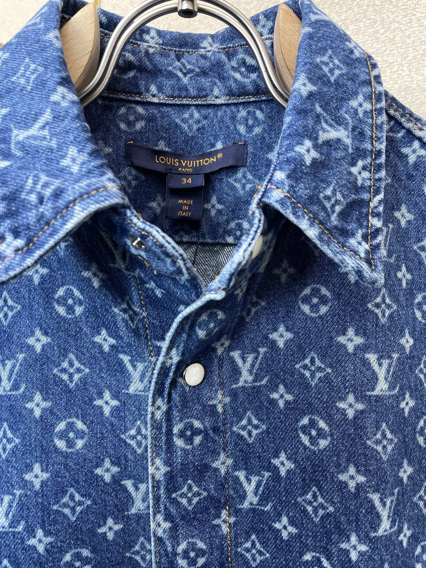Louis Vuitton路易威登👚砸锅卖铁都要上的新款👚新款女装休闲牛仔衬衫 高端版本!独特设计 专柜定制面料 透气舒 Louis Vuitton路易威登👚砸锅卖铁都要上的新款👚新款女装休闲牛仔衬衫 高端版本!独特设计 专柜定制面料 透气舒