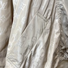 Louis Vuitton路易威登👚砸锅卖铁都要上的新款👚新款女装休闲连帽夹克 高端版本!独特设计 专柜定制面料 透气舒 Louis Vuitton路易威登👚砸锅卖铁都要上的新款👚新款女装休闲连帽夹克 高端版本!独特设计 专柜定制面料 透气舒