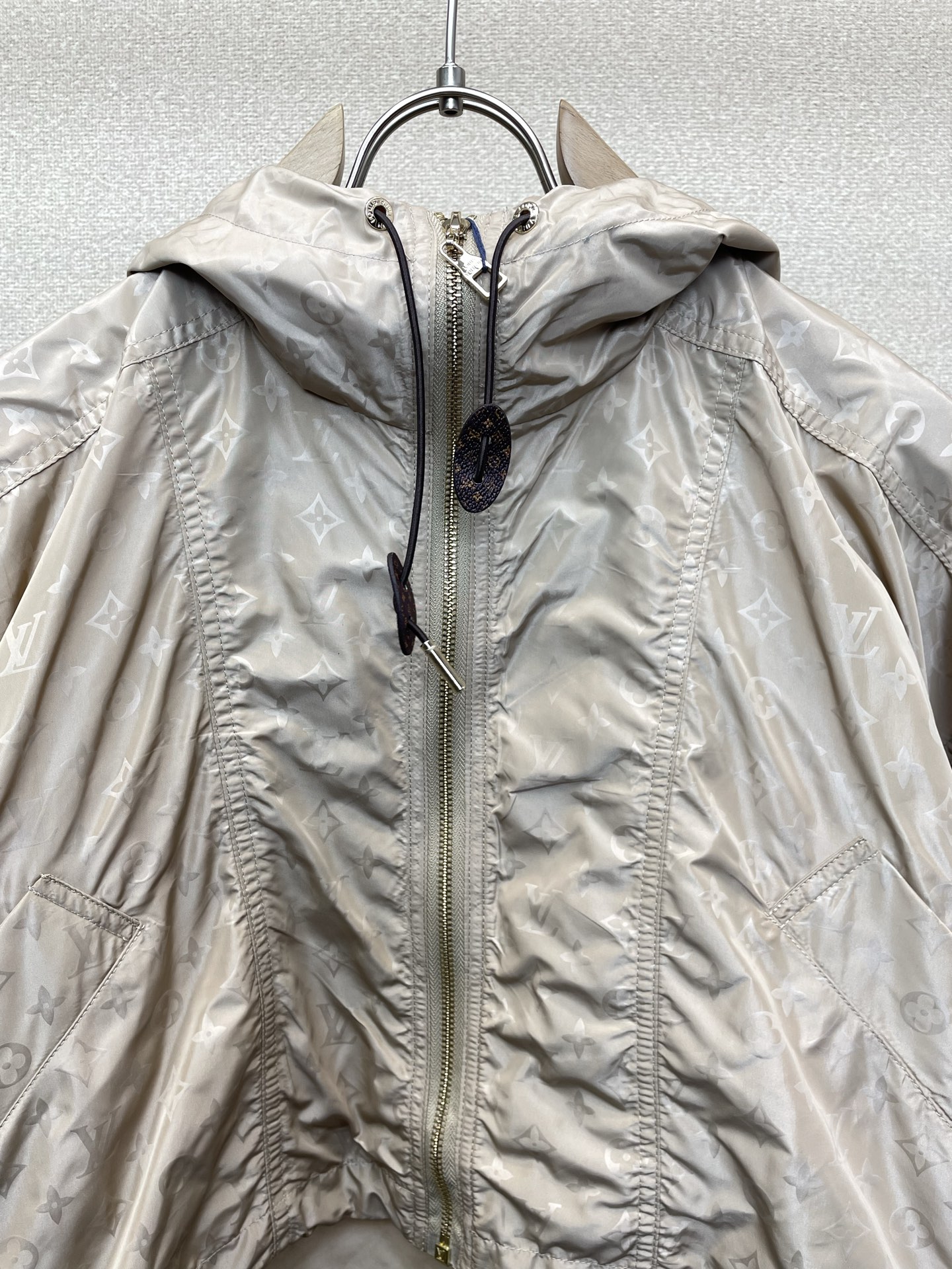 Louis Vuitton路易威登👚砸锅卖铁都要上的新款👚新款女装休闲连帽夹克 高端版本!独特设计 专柜定制面料 透气舒 Louis Vuitton路易威登👚砸锅卖铁都要上的新款👚新款女装休闲连帽夹克 高端版本!独特设计 专柜定制面料 透气舒