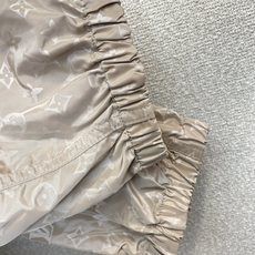 Louis Vuitton路易威登👚砸锅卖铁都要上的新款👚新款女装休闲连帽夹克 高端版本!独特设计 专柜定制面料 透气舒 Louis Vuitton路易威登👚砸锅卖铁都要上的新款👚新款女装休闲连帽夹克 高端版本!独特设计 专柜定制面料 透气舒