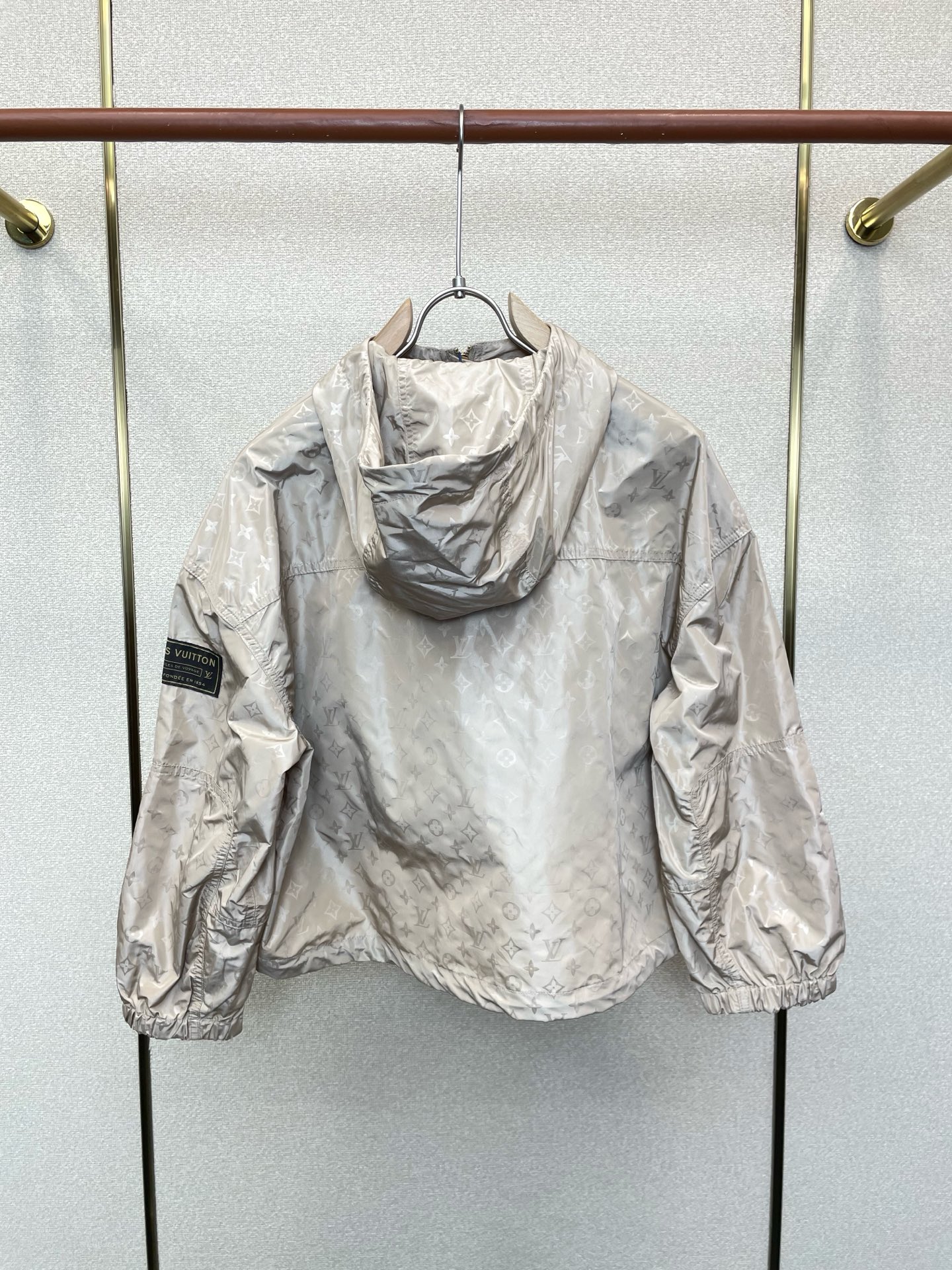Louis Vuitton路易威登👚砸锅卖铁都要上的新款👚新款女装休闲连帽夹克 高端版本!独特设计 专柜定制面料 透气舒 Louis Vuitton路易威登👚砸锅卖铁都要上的新款👚新款女装休闲连帽夹克 高端版本!独特设计 专柜定制面料 透气舒