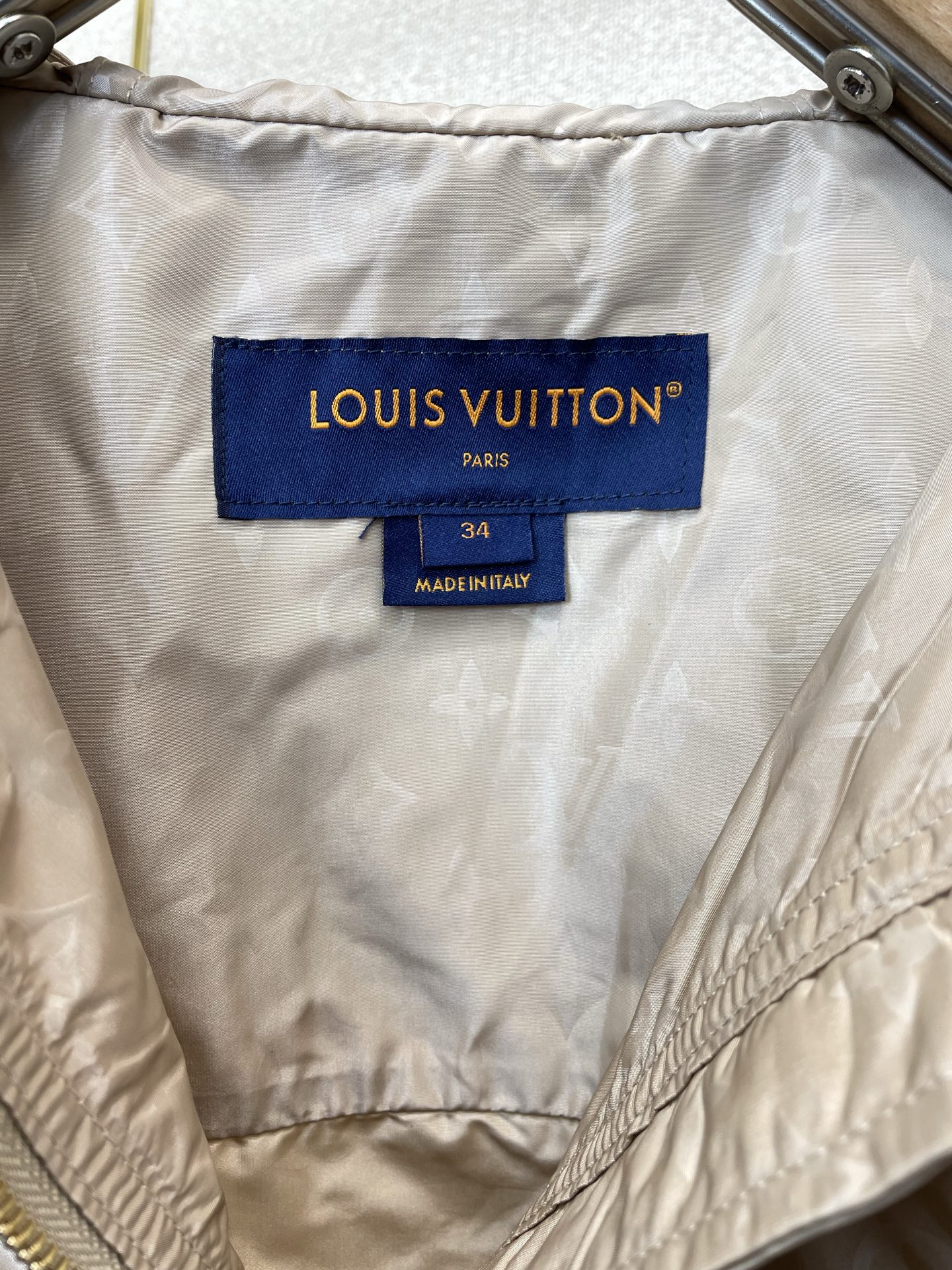 Louis Vuitton路易威登👚砸锅卖铁都要上的新款👚新款女装休闲连帽夹克 高端版本!独特设计 专柜定制面料 透气舒 Louis Vuitton路易威登👚砸锅卖铁都要上的新款👚新款女装休闲连帽夹克 高端版本!独特设计 专柜定制面料 透气舒