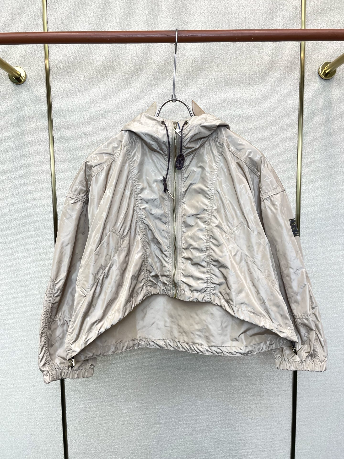 Louis Vuitton路易威登👚砸锅卖铁都要上的新款👚新款女装休闲连帽夹克 高端版本!独特设计 专柜定制面料 透气舒 Louis Vuitton路易威登👚砸锅卖铁都要上的新款👚新款女装休闲连帽夹克 高端版本!独特设计 专柜定制面料 透气舒