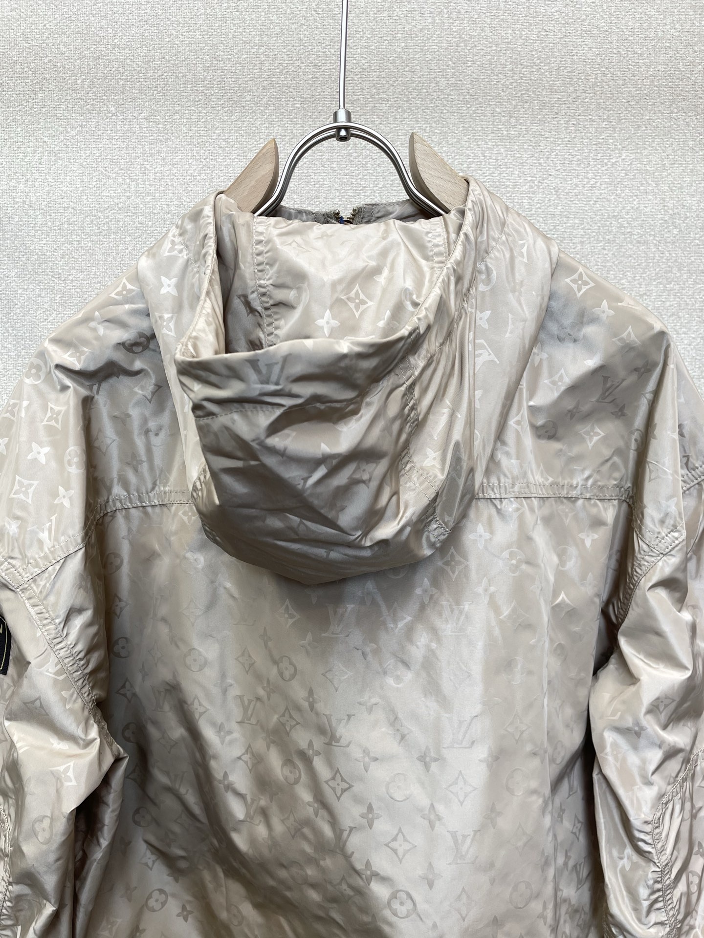 Louis Vuitton路易威登👚砸锅卖铁都要上的新款👚新款女装休闲连帽夹克 高端版本!独特设计 专柜定制面料 透气舒 Louis Vuitton路易威登👚砸锅卖铁都要上的新款👚新款女装休闲连帽夹克 高端版本!独特设计 专柜定制面料 透气舒