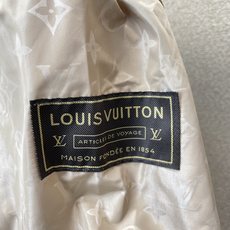 Louis Vuitton路易威登👚砸锅卖铁都要上的新款👚新款女装休闲连帽夹克 高端版本!独特设计 专柜定制面料 透气舒 Louis Vuitton路易威登👚砸锅卖铁都要上的新款👚新款女装休闲连帽夹克 高端版本!独特设计 专柜定制面料 透气舒