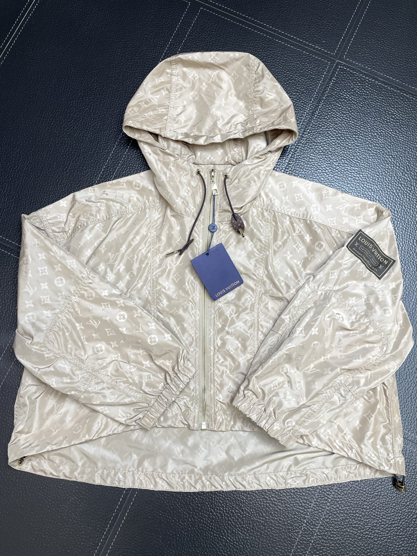 Louis Vuitton路易威登👚砸锅卖铁都要上的新款👚新款女装休闲连帽夹克 高端版本!独特设计 专柜定制面料 透气舒 Louis Vuitton路易威登👚砸锅卖铁都要上的新款👚新款女装休闲连帽夹克 高端版本!独特设计 专柜定制面料 透气舒