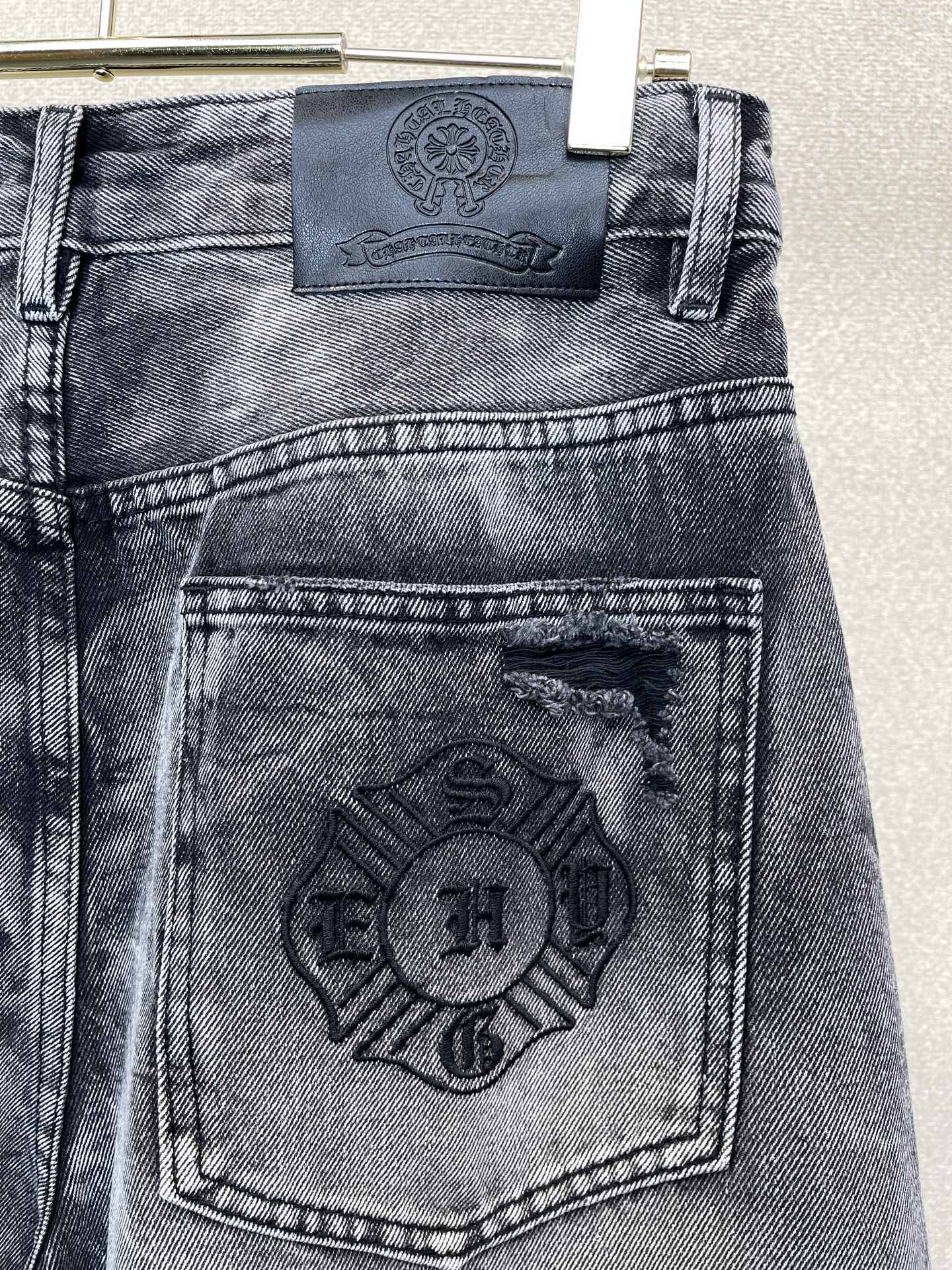 Chrome hearts克罗心💥砸锅卖铁都要上的新款新款休闲弯刀牛仔裤👖高端版本 专柜定制面料 透气舒适度高，细节无可