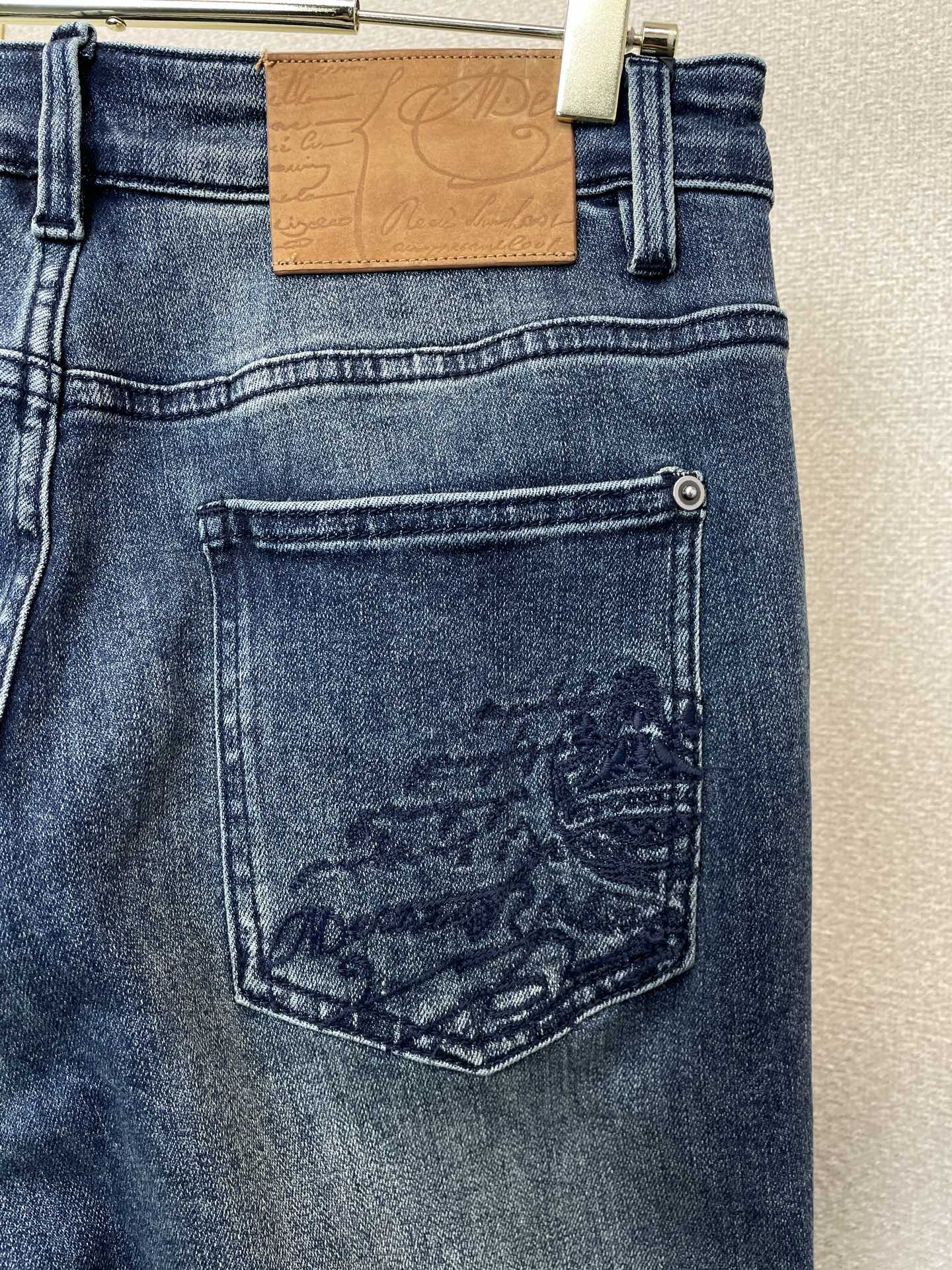 BERLUTI布鲁提💥砸锅卖铁都要上的新款新款牛仔裤👖高端版本!专柜定制面料 透气舒适度高,细节无可挑剔,品牌元素设计理 BERLUTI布鲁提💥砸锅卖铁都要上的新款新款牛仔裤👖高端版本!专柜定制面料 透气舒适度高,细节无可挑剔,品牌元素设计理
