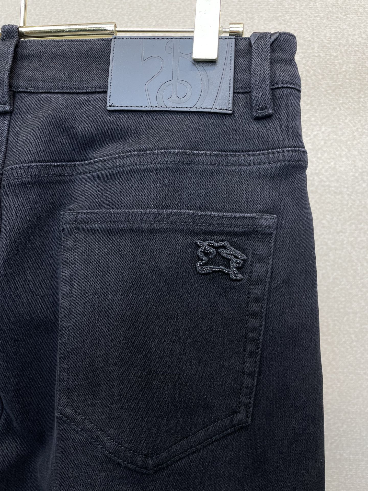 Burberry巴宝莉💥砸锅卖铁都要上的新款新款牛仔裤👖高端版本！专柜定制面料 透气舒适度高，细节无可挑剔，品牌元素设计