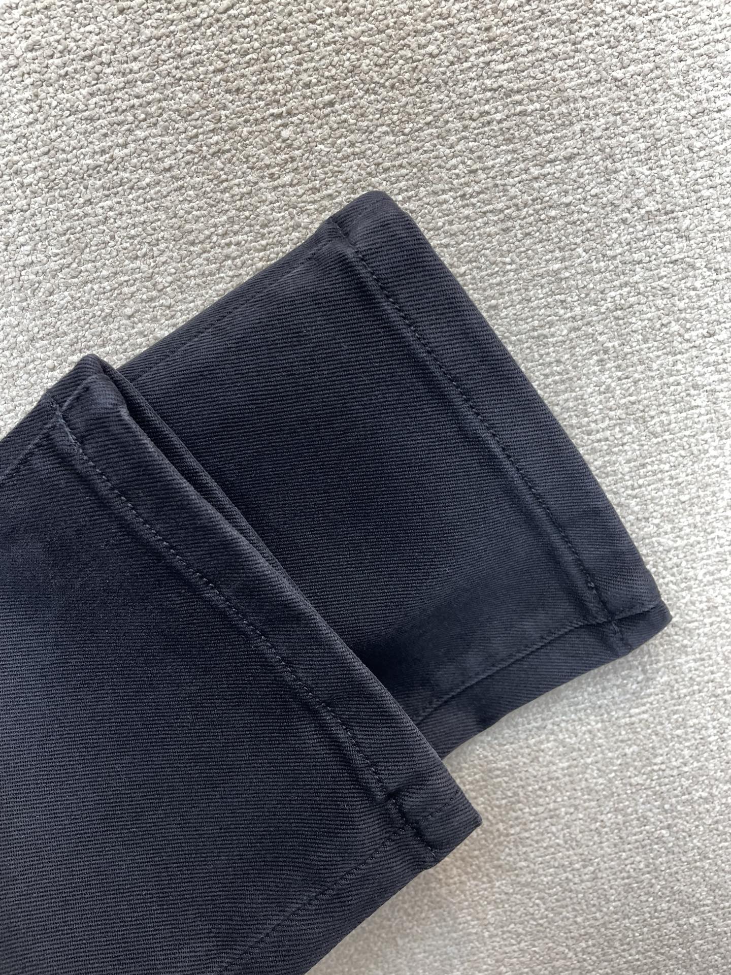 Burberry巴宝莉💥砸锅卖铁都要上的新款新款牛仔裤👖高端版本！专柜定制面料 透气舒适度高，细节无可挑剔，品牌元素设计