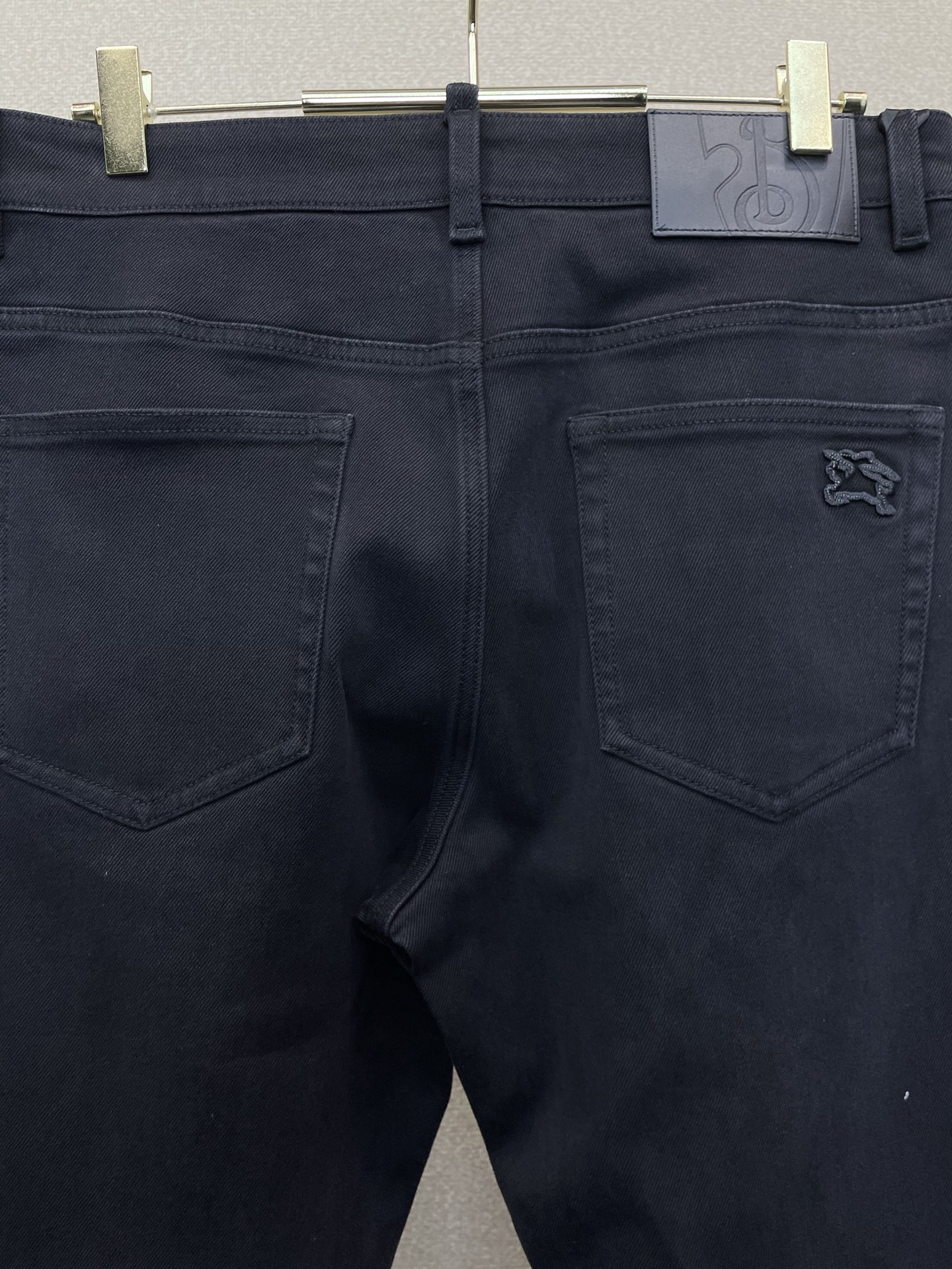 Burberry巴宝莉💥砸锅卖铁都要上的新款新款牛仔裤👖高端版本！专柜定制面料 透气舒适度高，细节无可挑剔，品牌元素设计