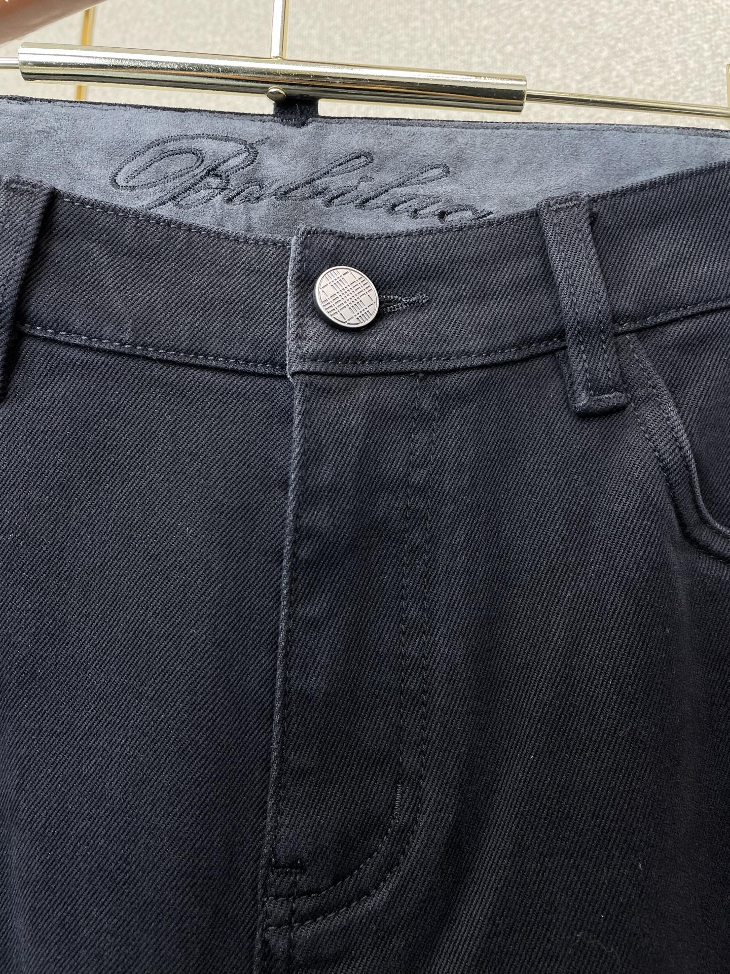 Burberry巴宝莉💥砸锅卖铁都要上的新款新款牛仔裤👖高端版本！专柜定制面料 透气舒适度高，细节无可挑剔，品牌元素设计