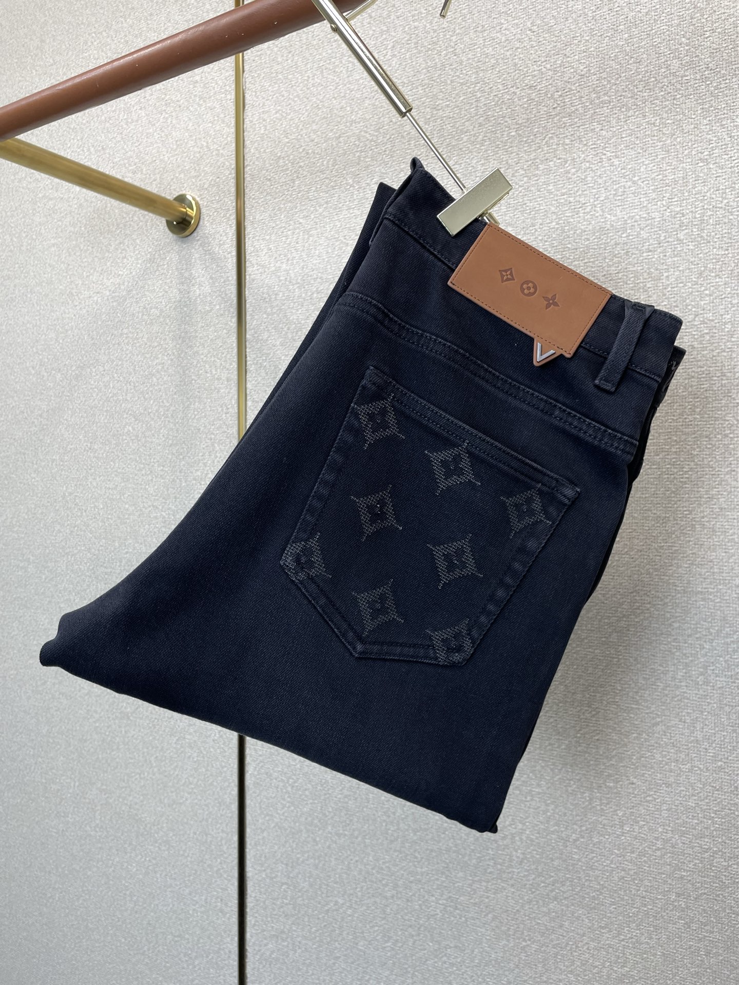 Louis Vuitton路易威登💥砸锅卖铁都要上的新款新款牛仔裤👖高端版本！专柜定制面料 透气舒适度高，细节无可挑剔，