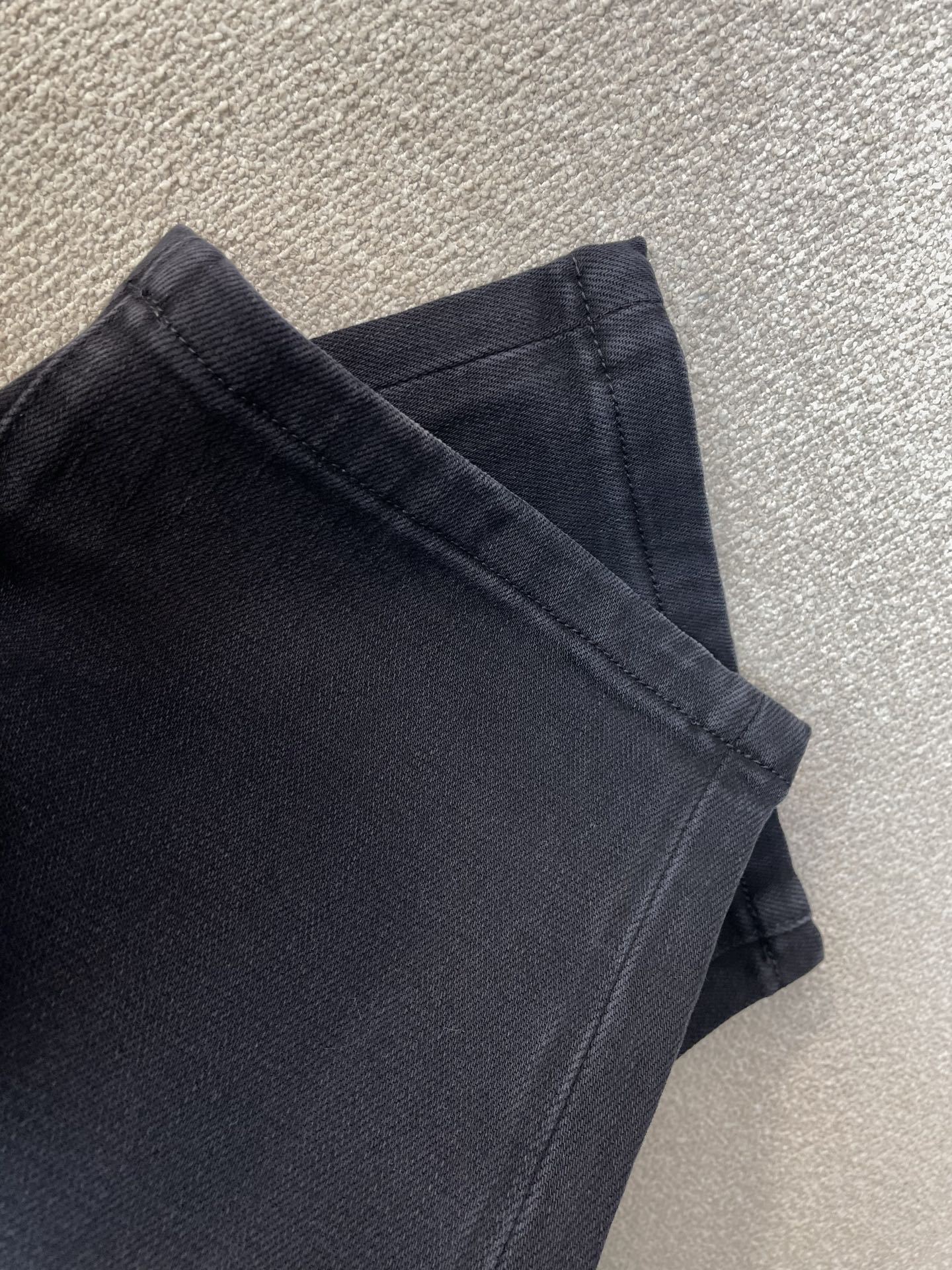 Louis Vuitton路易威登💥砸锅卖铁都要上的新款新款牛仔裤👖高端版本！专柜定制面料 透气舒适度高，细节无可挑剔，