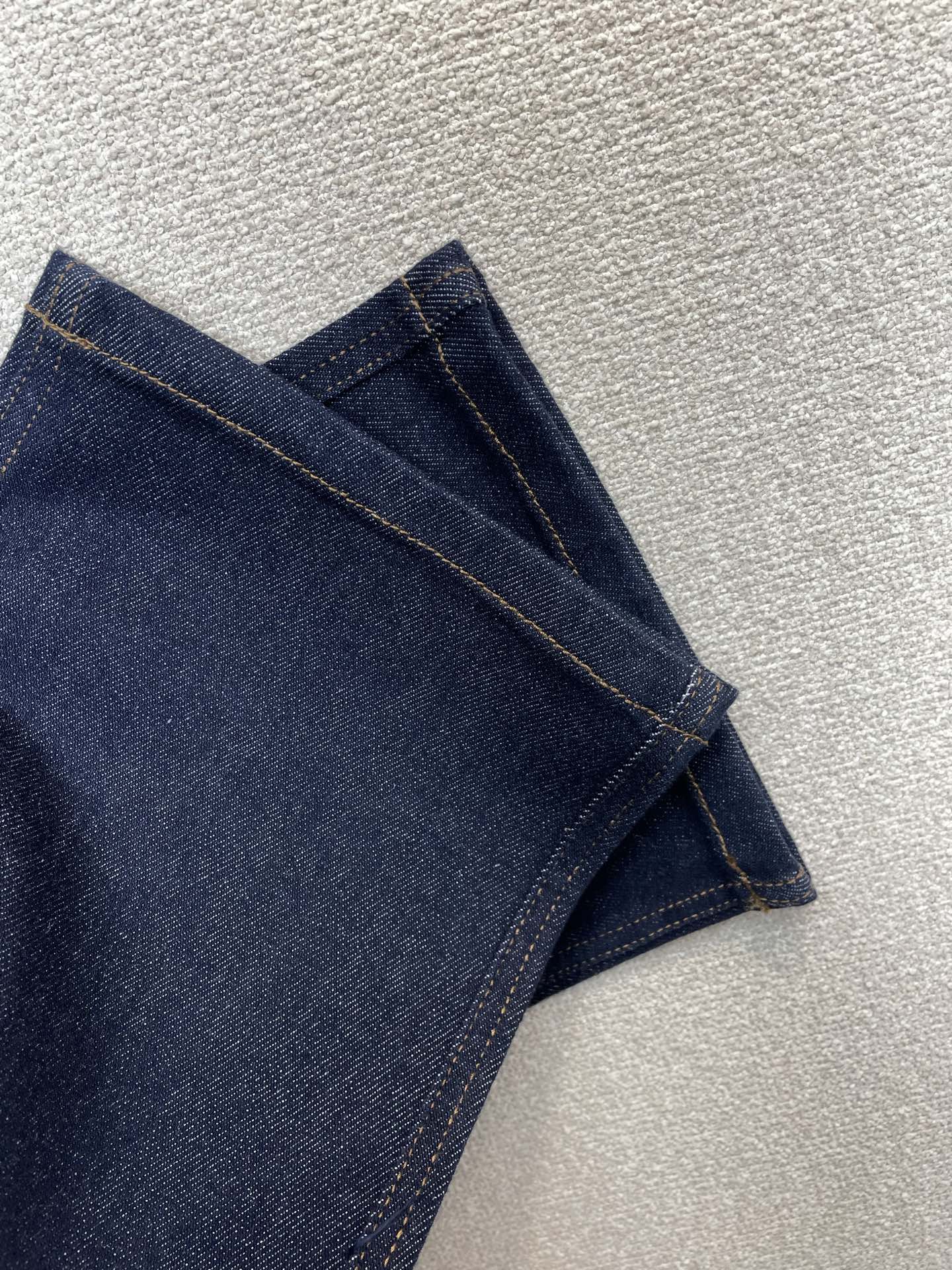 Dior迪奥💥砸锅卖铁都要上的新款新款牛仔裤👖高端版本！专柜定制面料 透气舒适度高，细节无可挑剔，品牌元素设计理念，体现