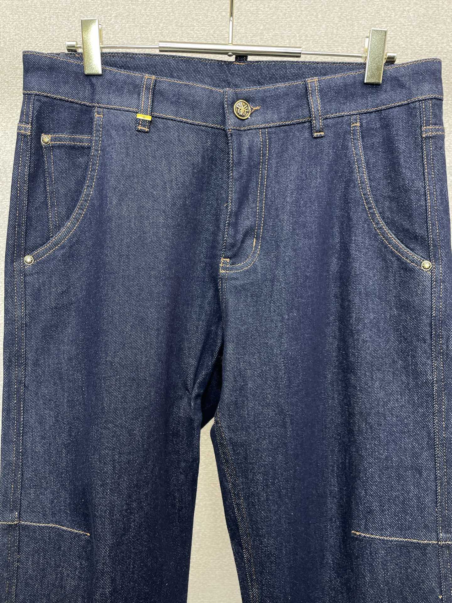Dior迪奥💥砸锅卖铁都要上的新款新款牛仔裤👖高端版本！专柜定制面料 透气舒适度高，细节无可挑剔，品牌元素设计理念，体现