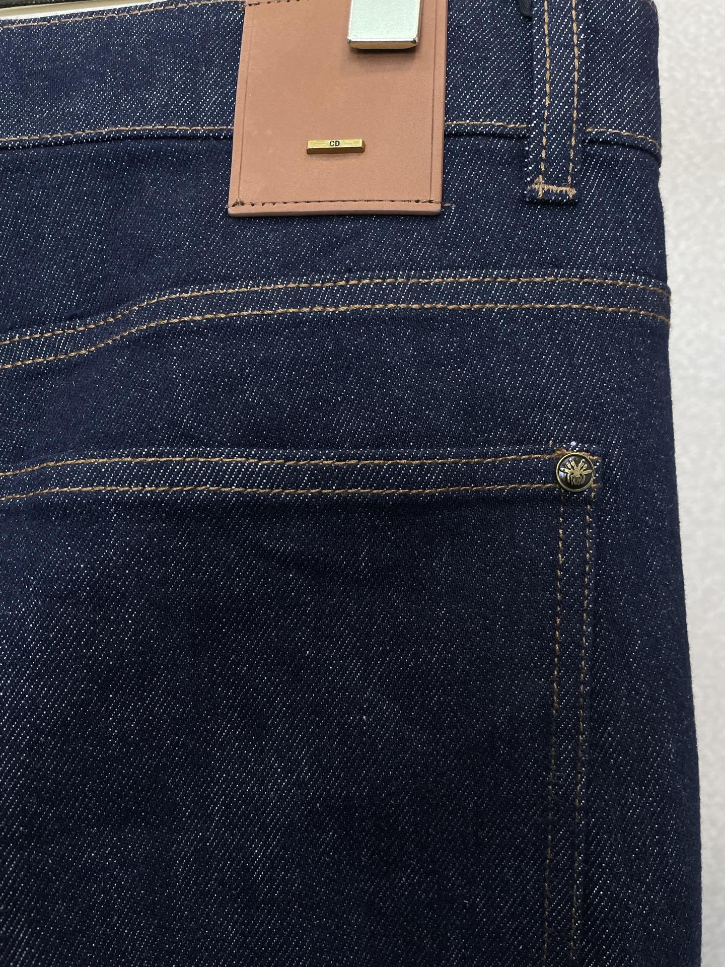 Dior迪奥💥砸锅卖铁都要上的新款新款牛仔裤👖高端版本！专柜定制面料 透气舒适度高，细节无可挑剔，品牌元素设计理念，体现