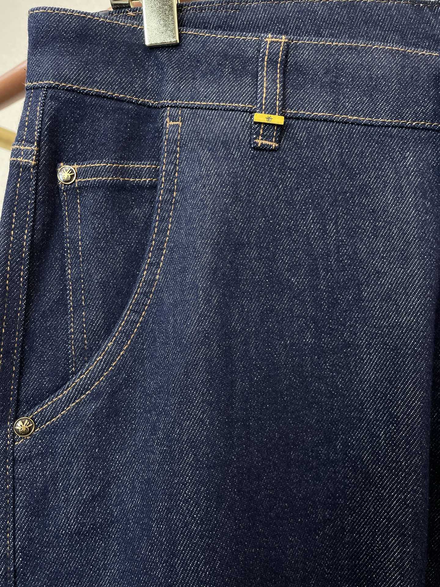 Dior迪奥💥砸锅卖铁都要上的新款新款牛仔裤👖高端版本！专柜定制面料 透气舒适度高，细节无可挑剔，品牌元素设计理念，体现