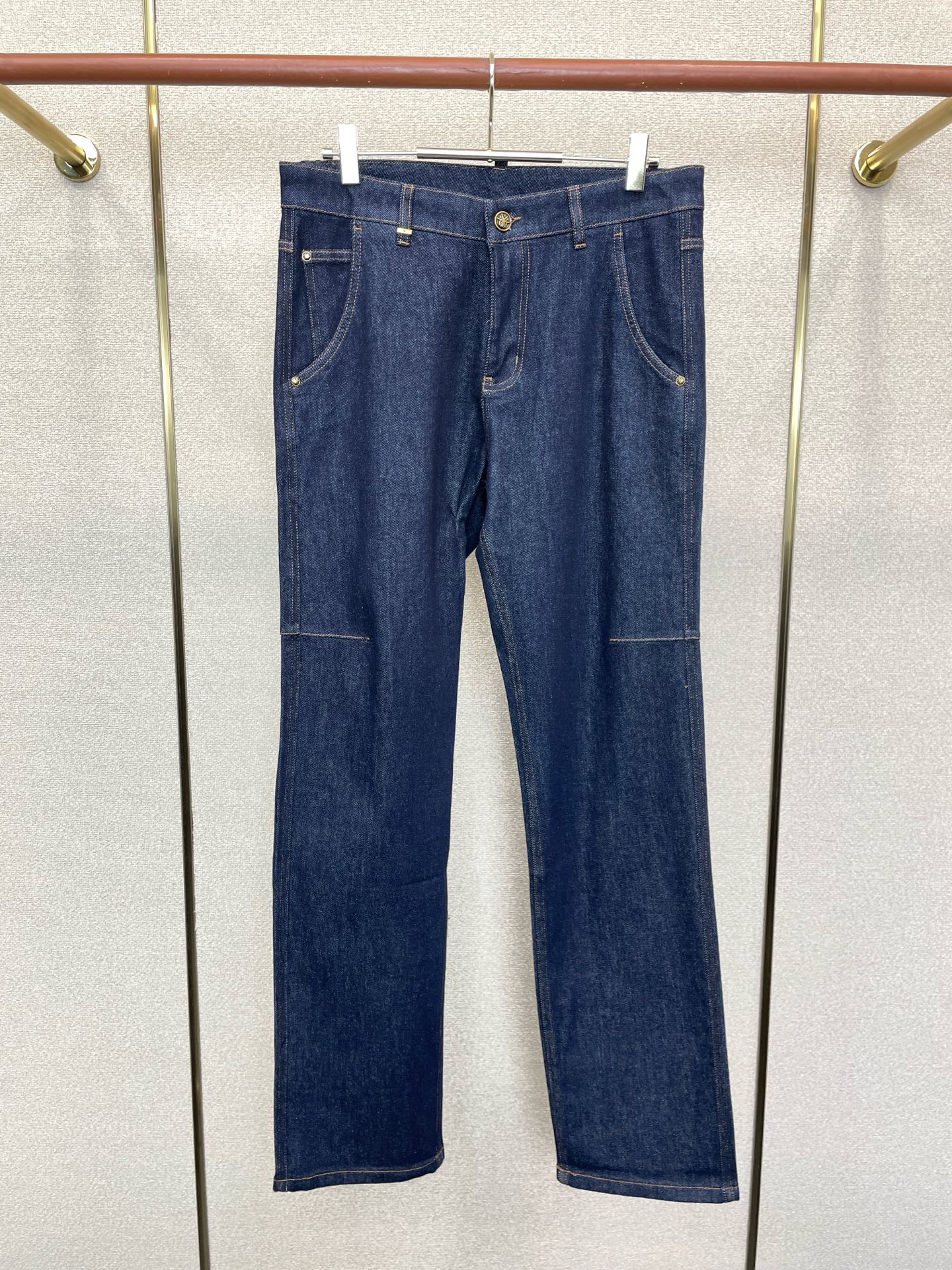 Dior迪奥💥砸锅卖铁都要上的新款新款牛仔裤👖高端版本！专柜定制面料 透气舒适度高，细节无可挑剔，品牌元素设计理念，体现