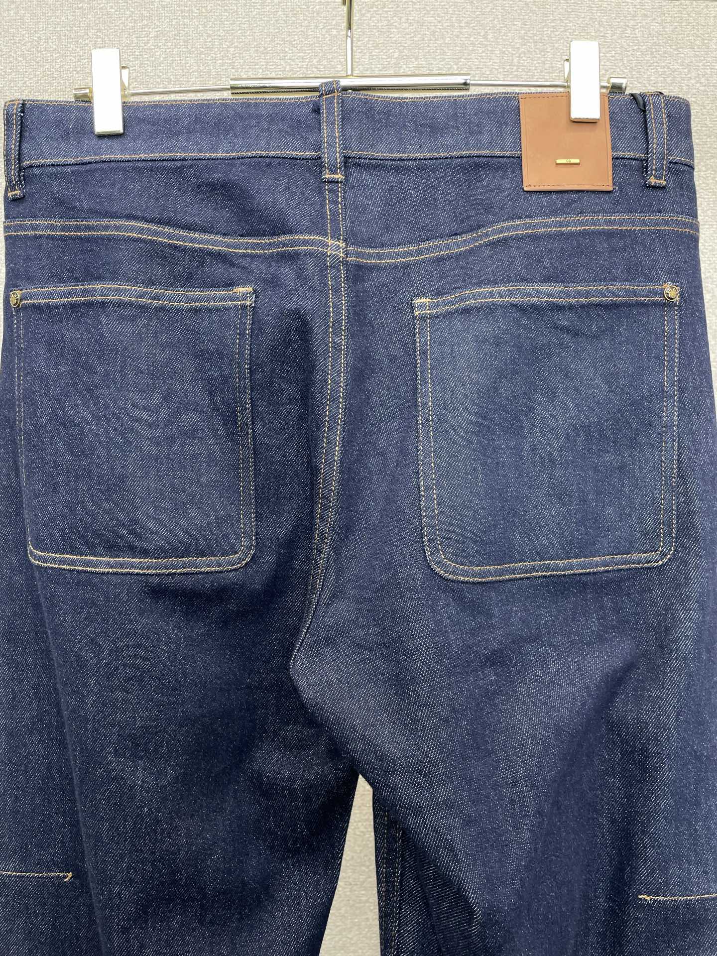 Dior迪奥💥砸锅卖铁都要上的新款新款牛仔裤👖高端版本！专柜定制面料 透气舒适度高，细节无可挑剔，品牌元素设计理念，体现
