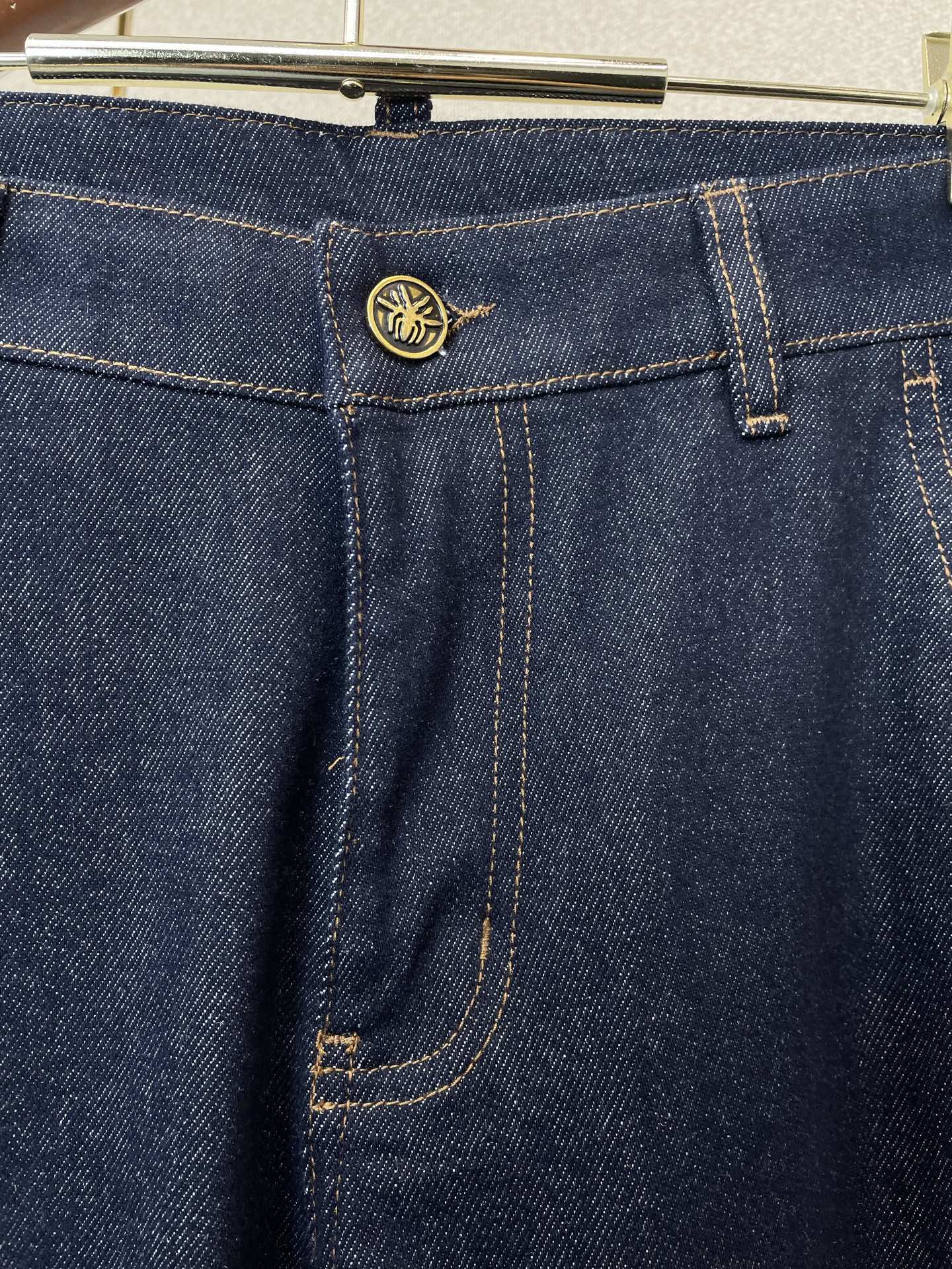 Dior迪奥💥砸锅卖铁都要上的新款新款牛仔裤👖高端版本！专柜定制面料 透气舒适度高，细节无可挑剔，品牌元素设计理念，体现