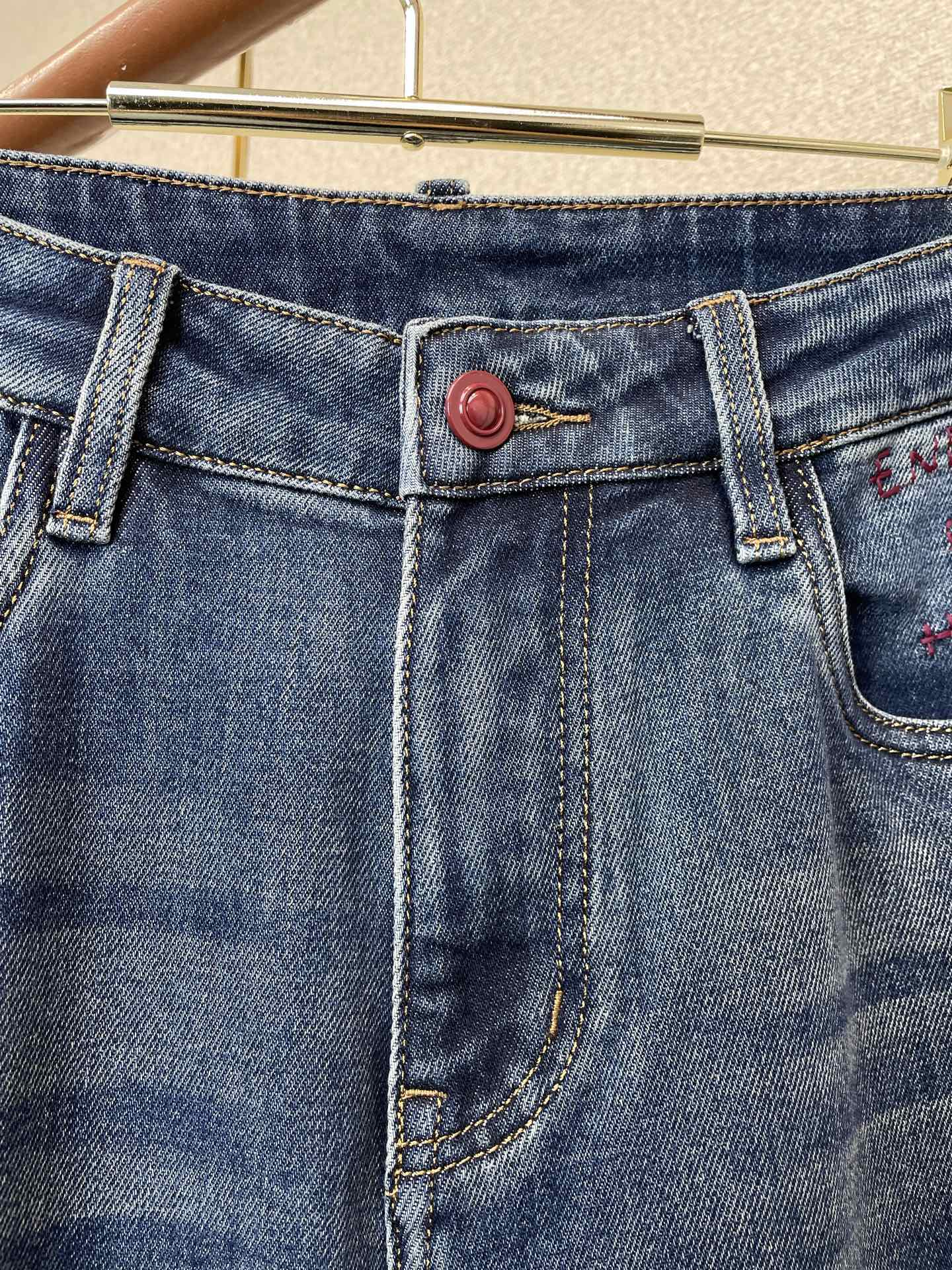 FENDI芬迪💥独家专供新款牛仔裤👖高端版本！专柜定制面料 透气舒适度高，细节无可挑剔，品牌元素设计理念，体现高品质。手