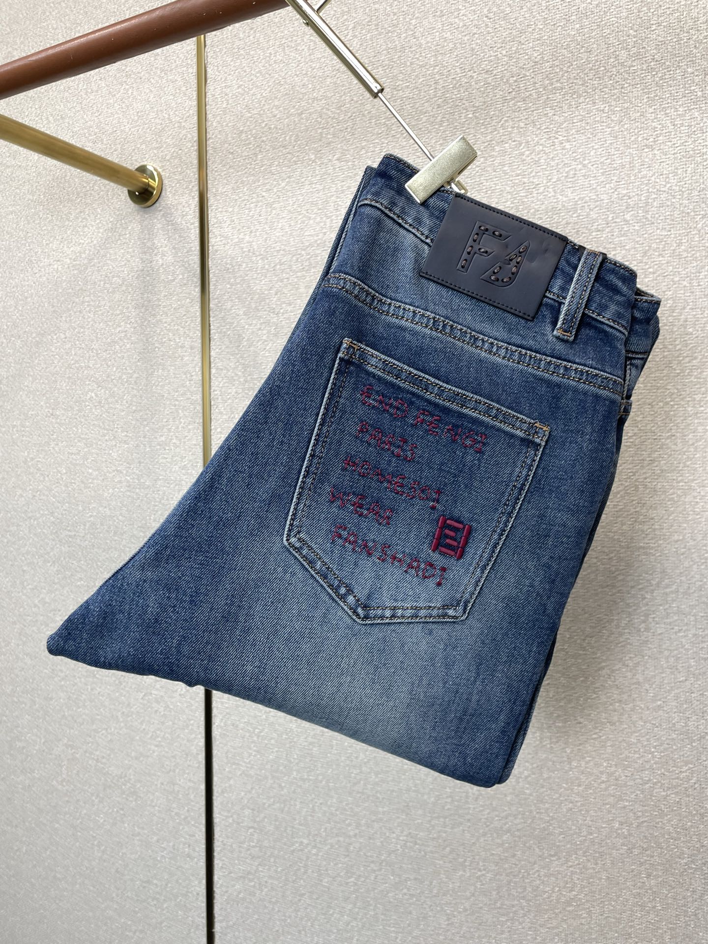 FENDI芬迪💥独家专供新款牛仔裤👖高端版本！专柜定制面料 透气舒适度高，细节无可挑剔，品牌元素设计理念，体现高品质。手