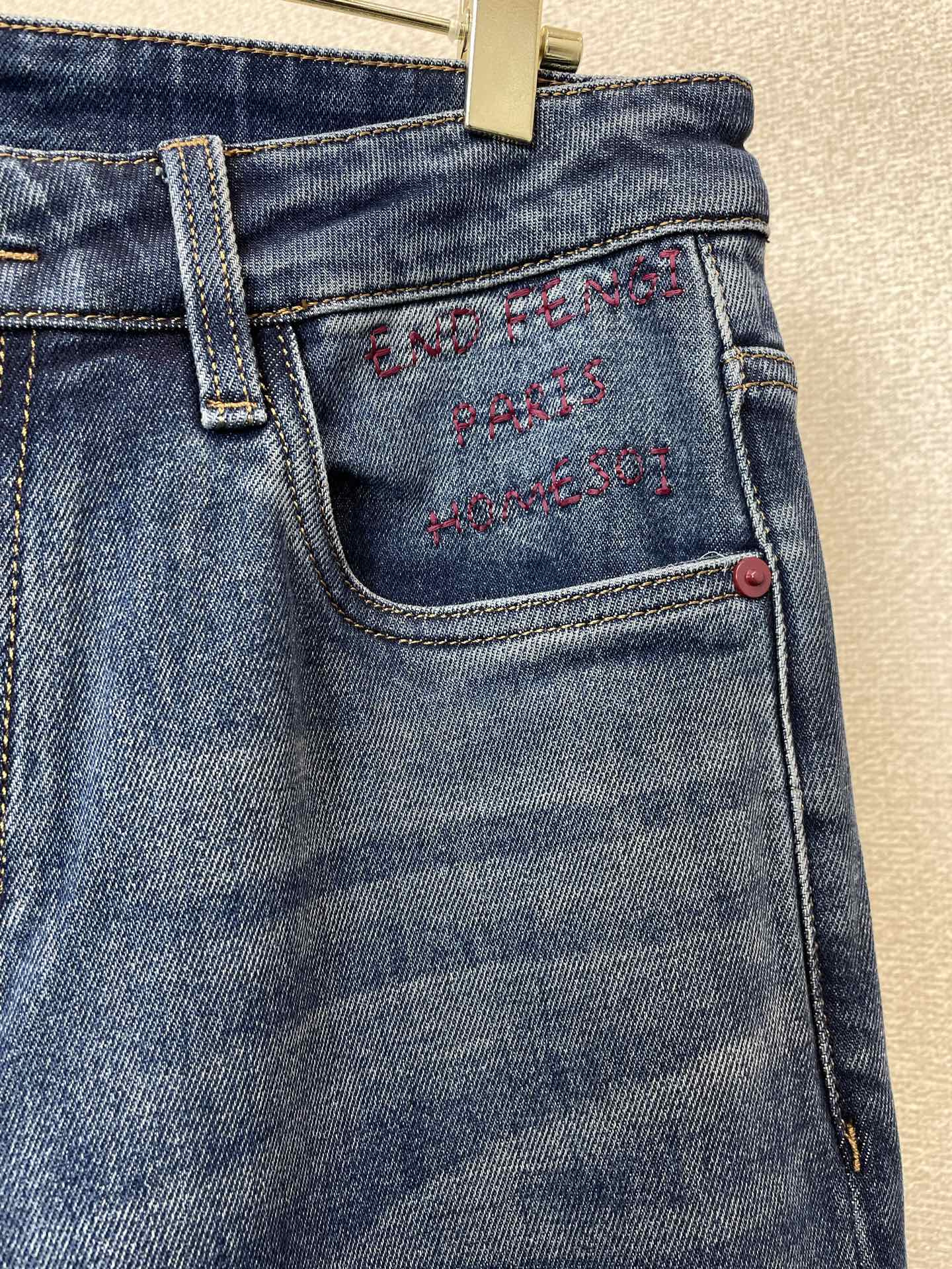 FENDI芬迪💥独家专供新款牛仔裤👖高端版本！专柜定制面料 透气舒适度高，细节无可挑剔，品牌元素设计理念，体现高品质。手