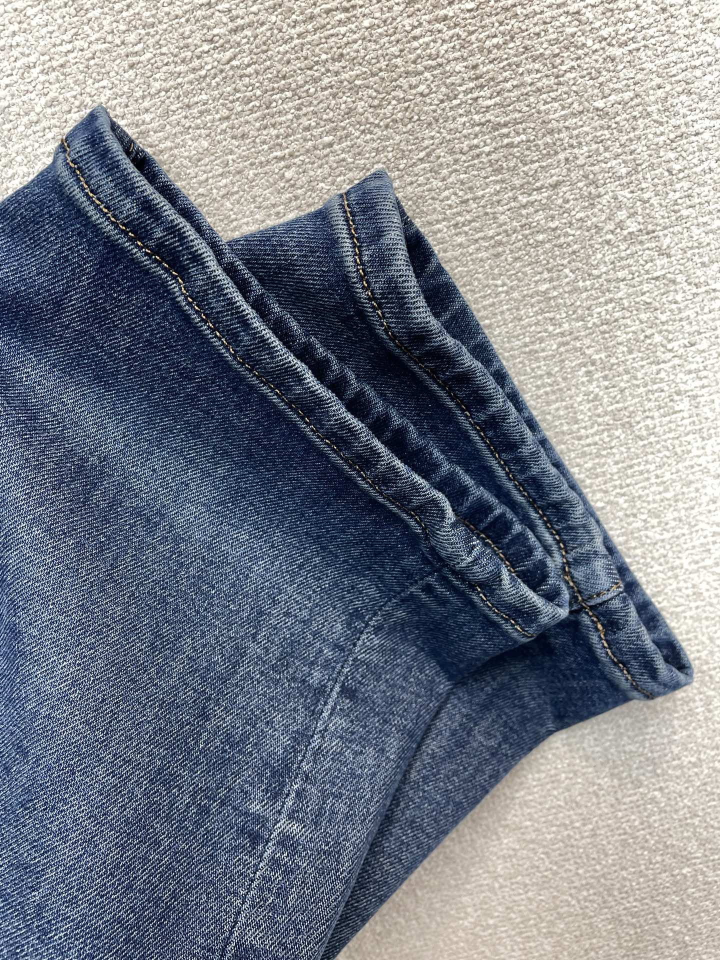FENDI芬迪💥独家专供新款牛仔裤👖高端版本！专柜定制面料 透气舒适度高，细节无可挑剔，品牌元素设计理念，体现高品质。手
