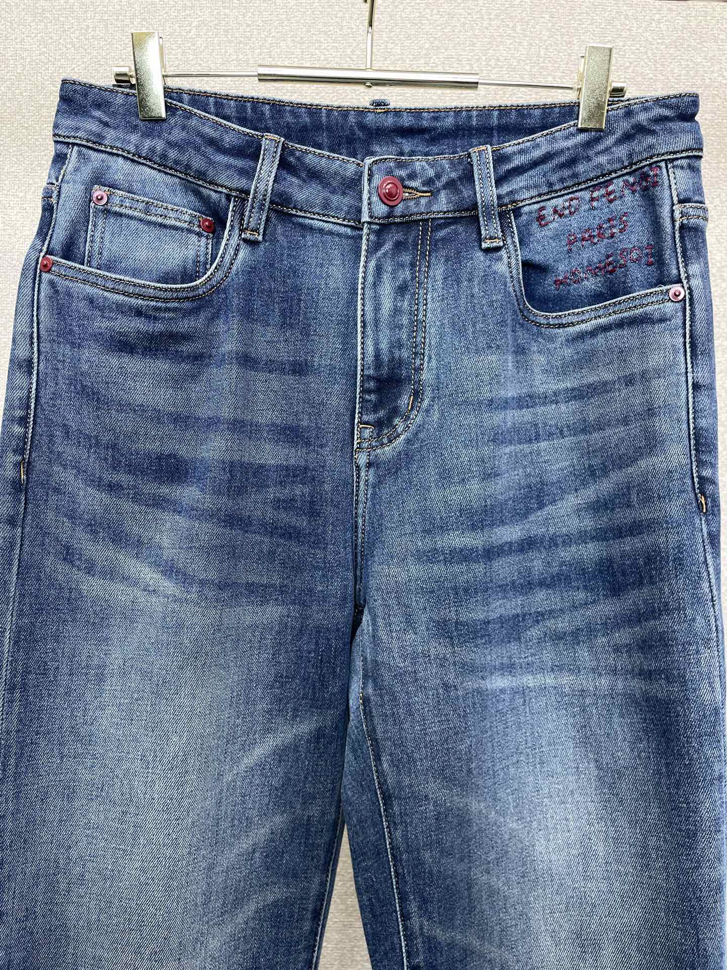 FENDI芬迪💥独家专供新款牛仔裤👖高端版本！专柜定制面料 透气舒适度高，细节无可挑剔，品牌元素设计理念，体现高品质。手
