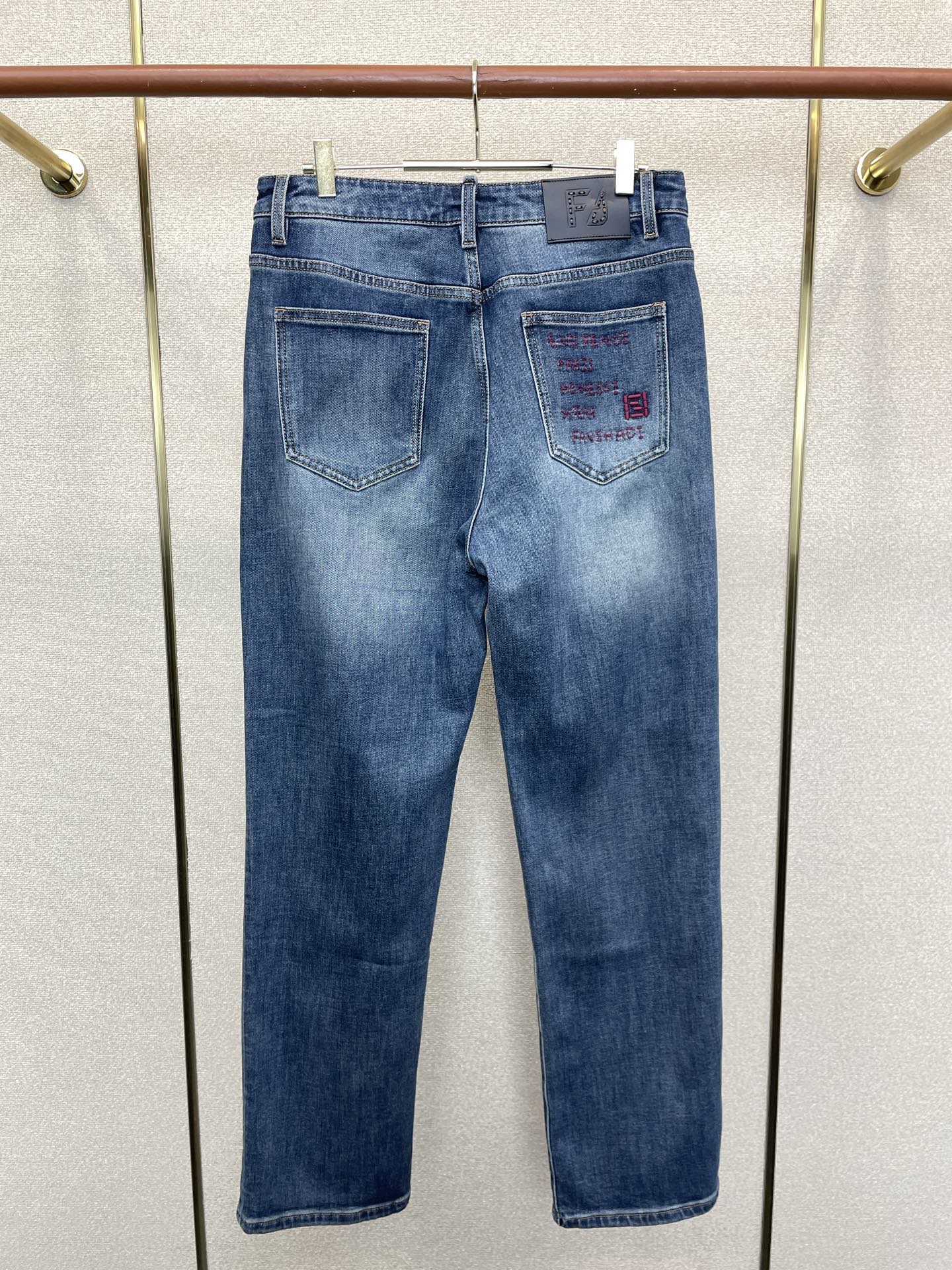 FENDI芬迪💥独家专供新款牛仔裤👖高端版本！专柜定制面料 透气舒适度高，细节无可挑剔，品牌元素设计理念，体现高品质。手