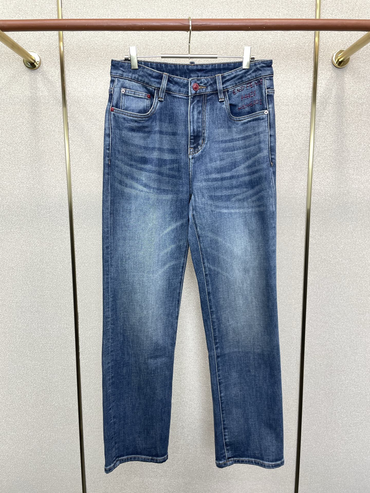 FENDI芬迪💥独家专供新款牛仔裤👖高端版本！专柜定制面料 透气舒适度高，细节无可挑剔，品牌元素设计理念，体现高品质。手