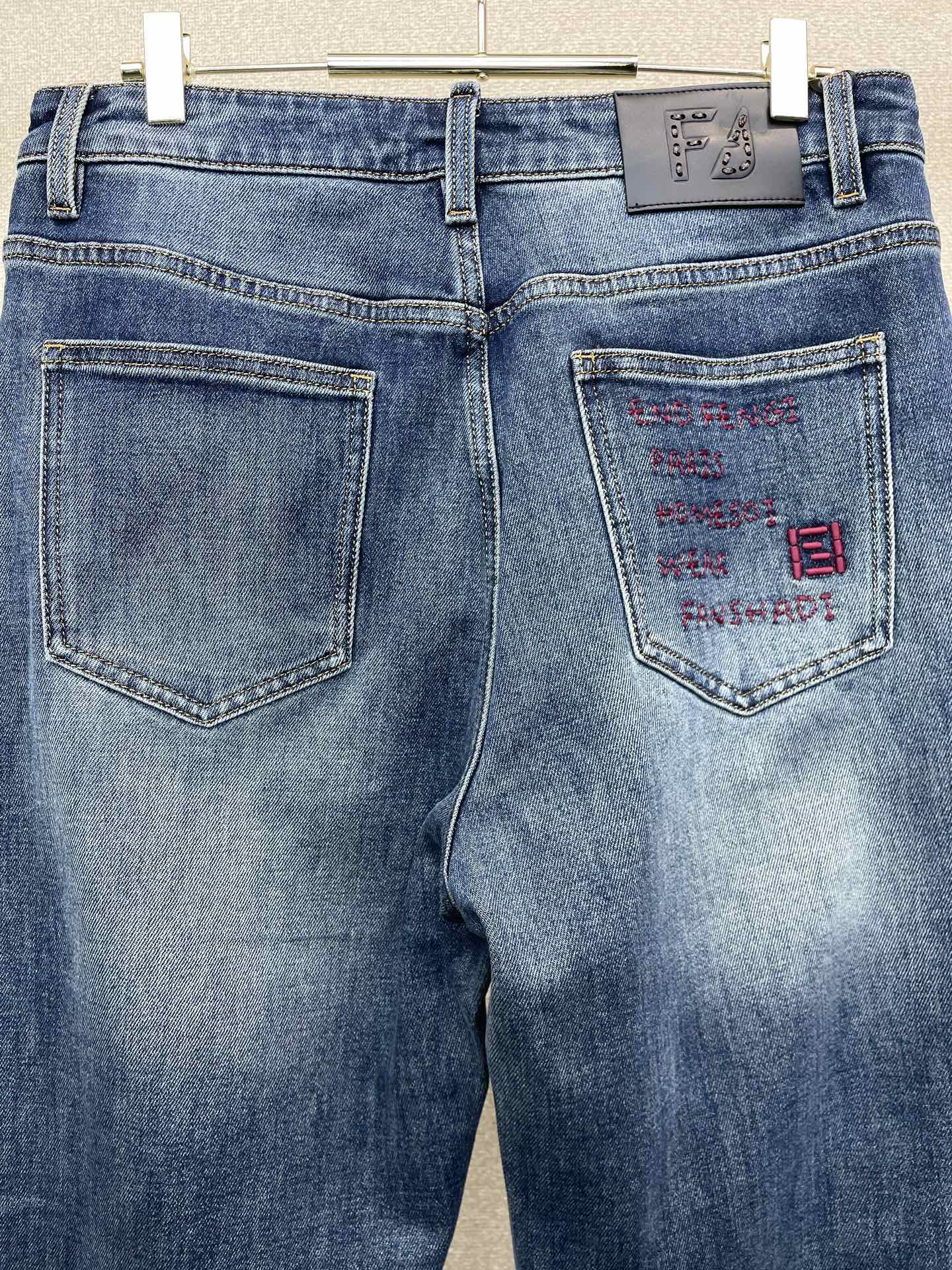 FENDI芬迪💥独家专供新款牛仔裤👖高端版本！专柜定制面料 透气舒适度高，细节无可挑剔，品牌元素设计理念，体现高品质。手