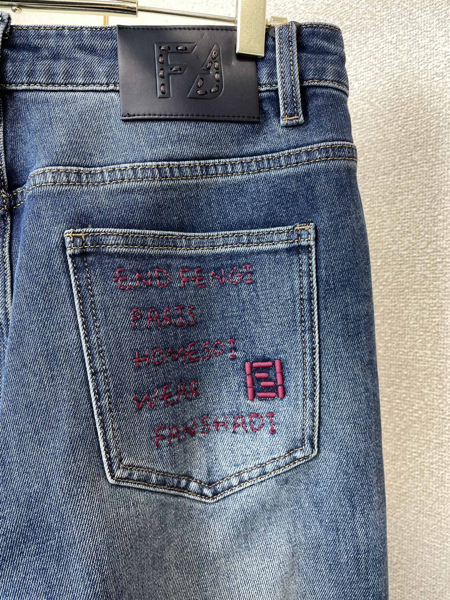FENDI芬迪💥独家专供新款牛仔裤👖高端版本！专柜定制面料 透气舒适度高，细节无可挑剔，品牌元素设计理念，体现高品质。手