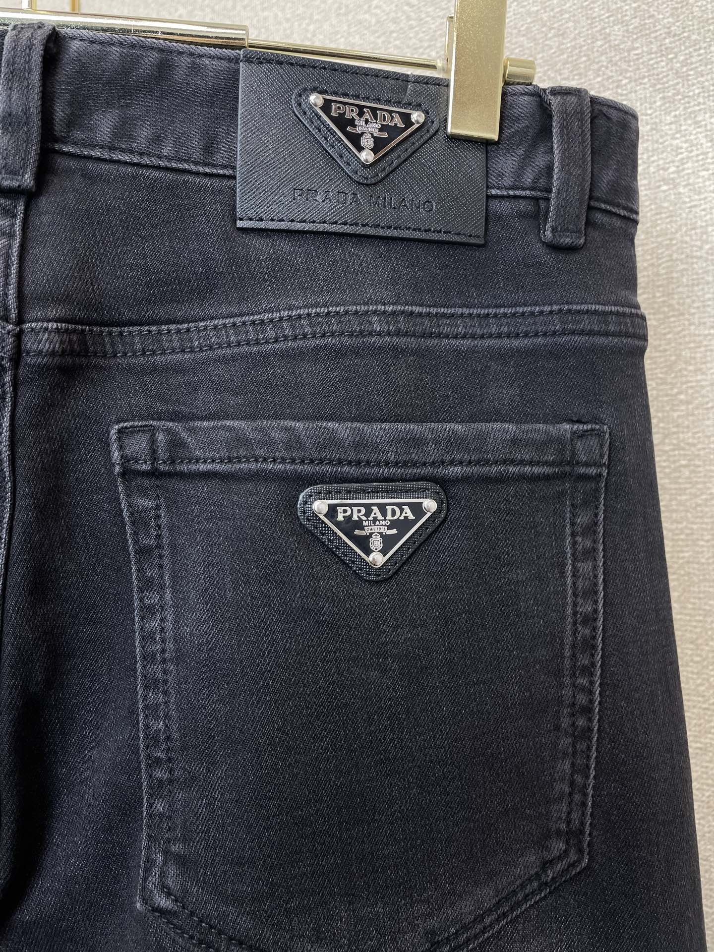 Prada普拉达💥砸锅卖铁都要上的新款新款休闲牛仔裤👖高端版本 专柜定制面料 透气舒适度高，细节无可挑剔，品牌元素设计理