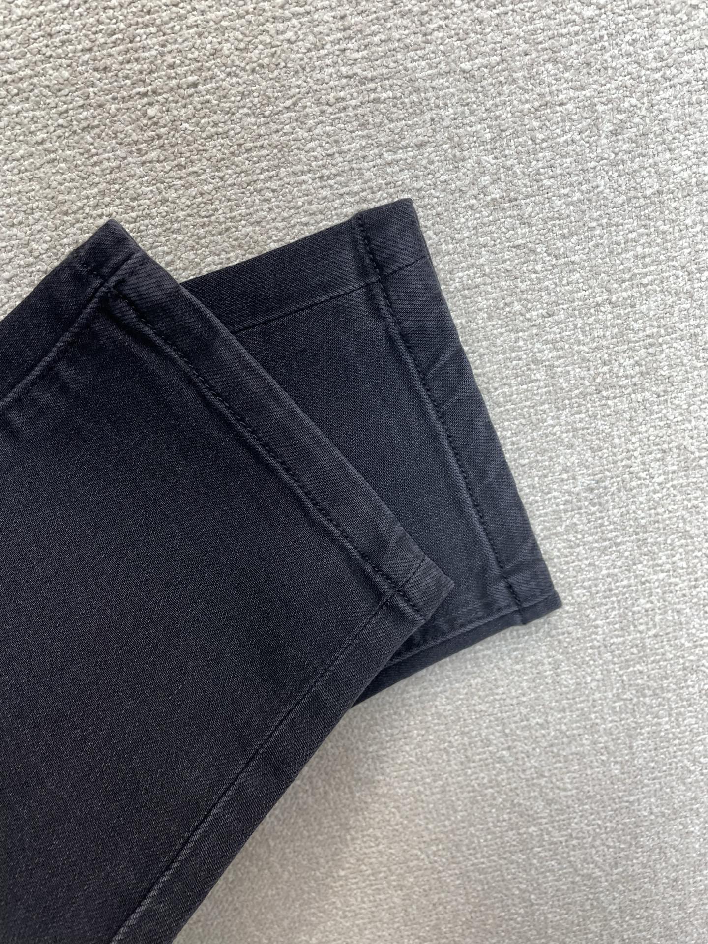 Prada普拉达💥砸锅卖铁都要上的新款新款休闲牛仔裤👖高端版本 专柜定制面料 透气舒适度高，细节无可挑剔，品牌元素设计理